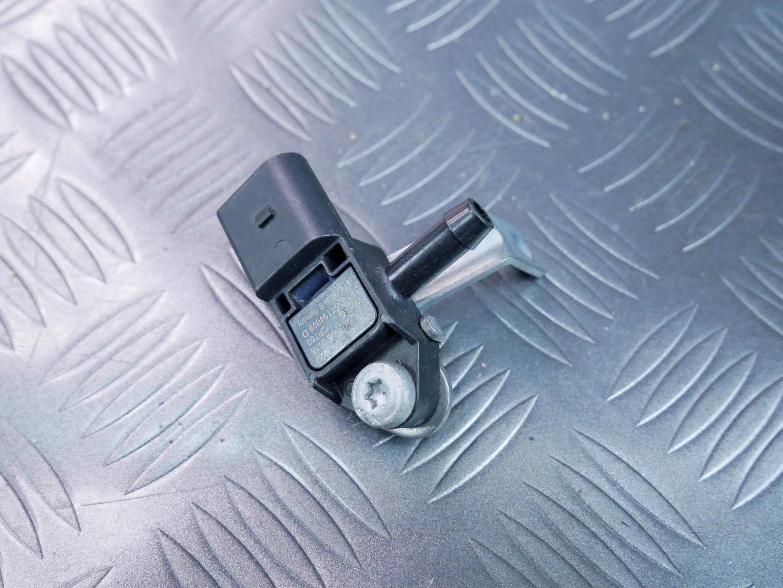 Czujnik ciśnienia spalin 04L145049E VW TIGUAN II 5NA