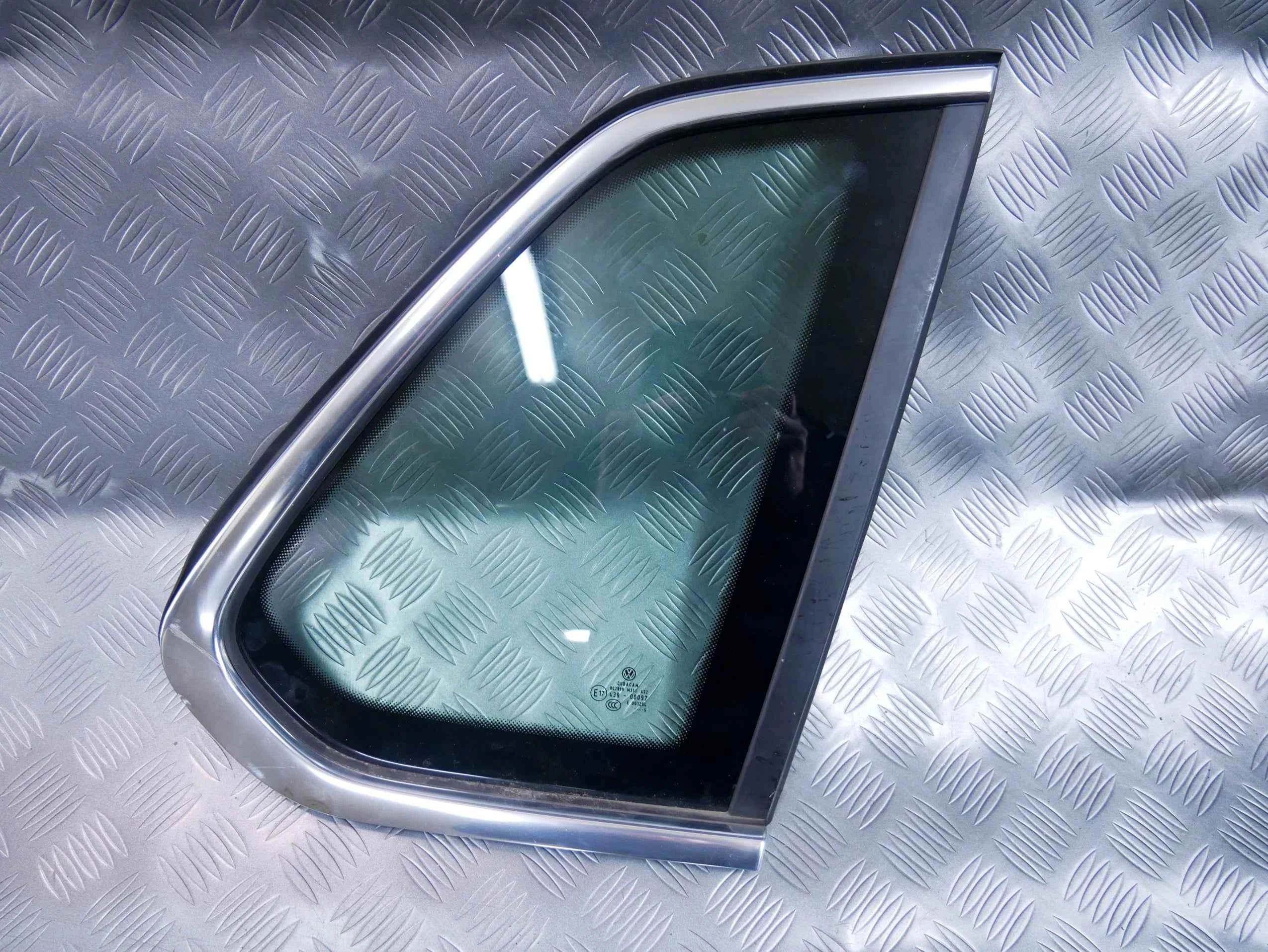 Szyba karoseryjna tył prawa chrom AS2 VW TIGUAN II 5NA 2015
