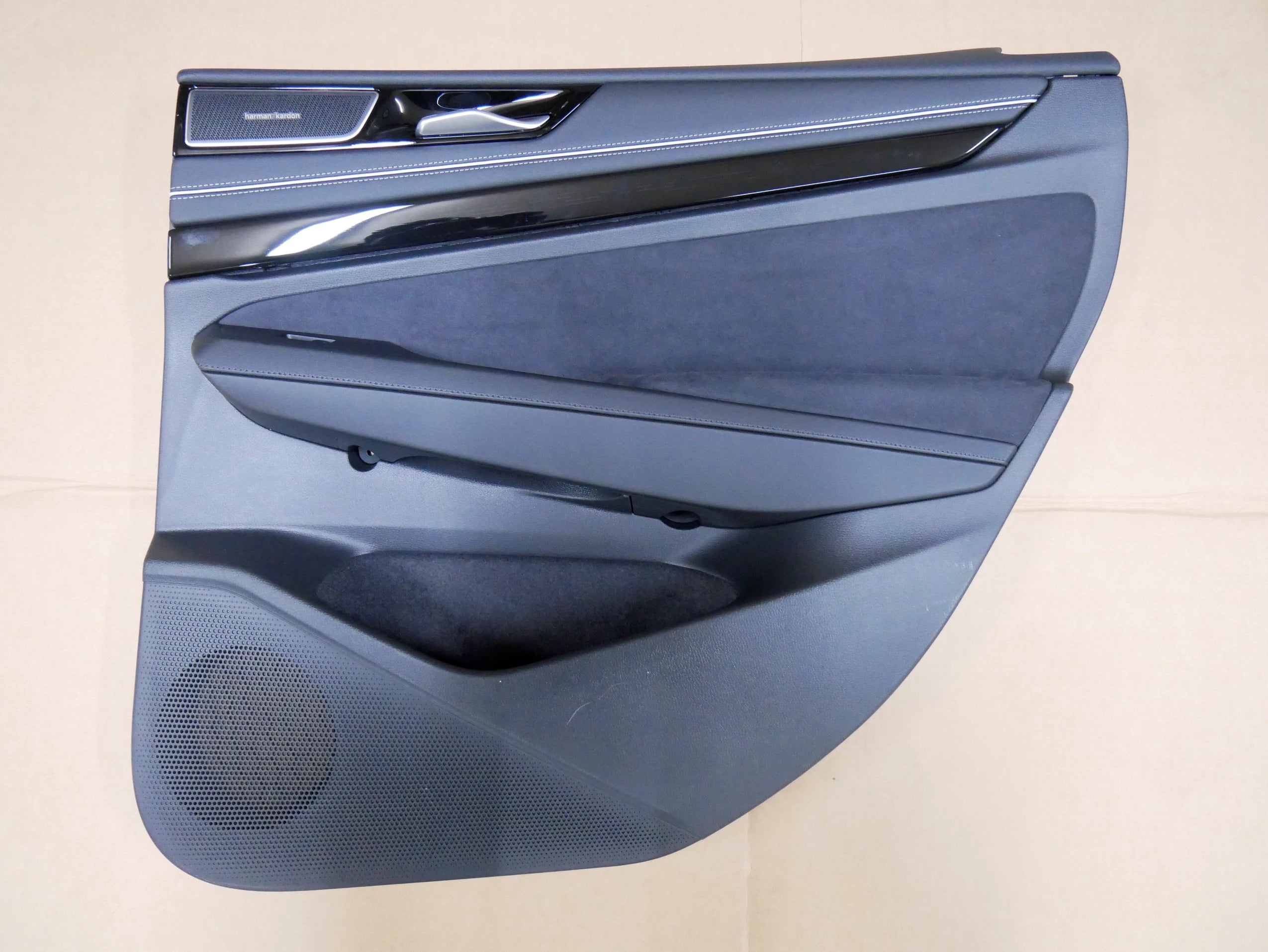 Tapicerka boczek drzwi tył prawy 14A867210B ALCANTARA HARMAN/KARDON VW ID.7