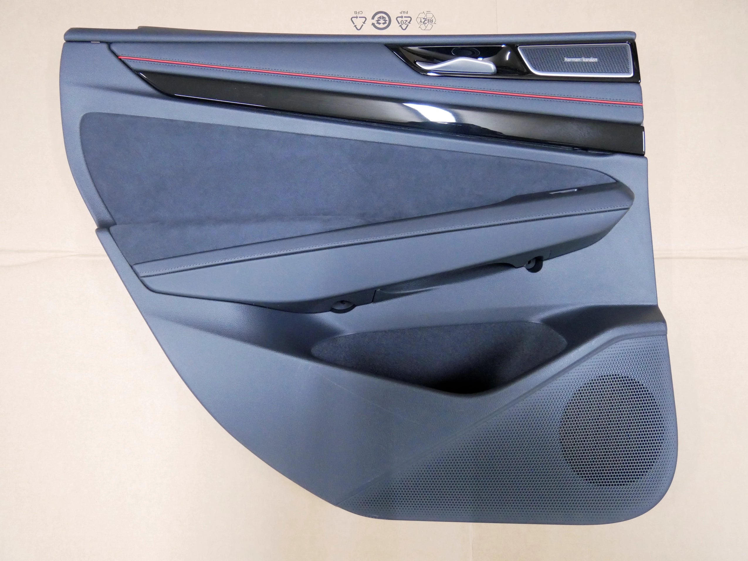 Tapicerka boczek drzwi tył lewy 14A867209B ALCANTARA HARMAN/KARDON VW ID.7