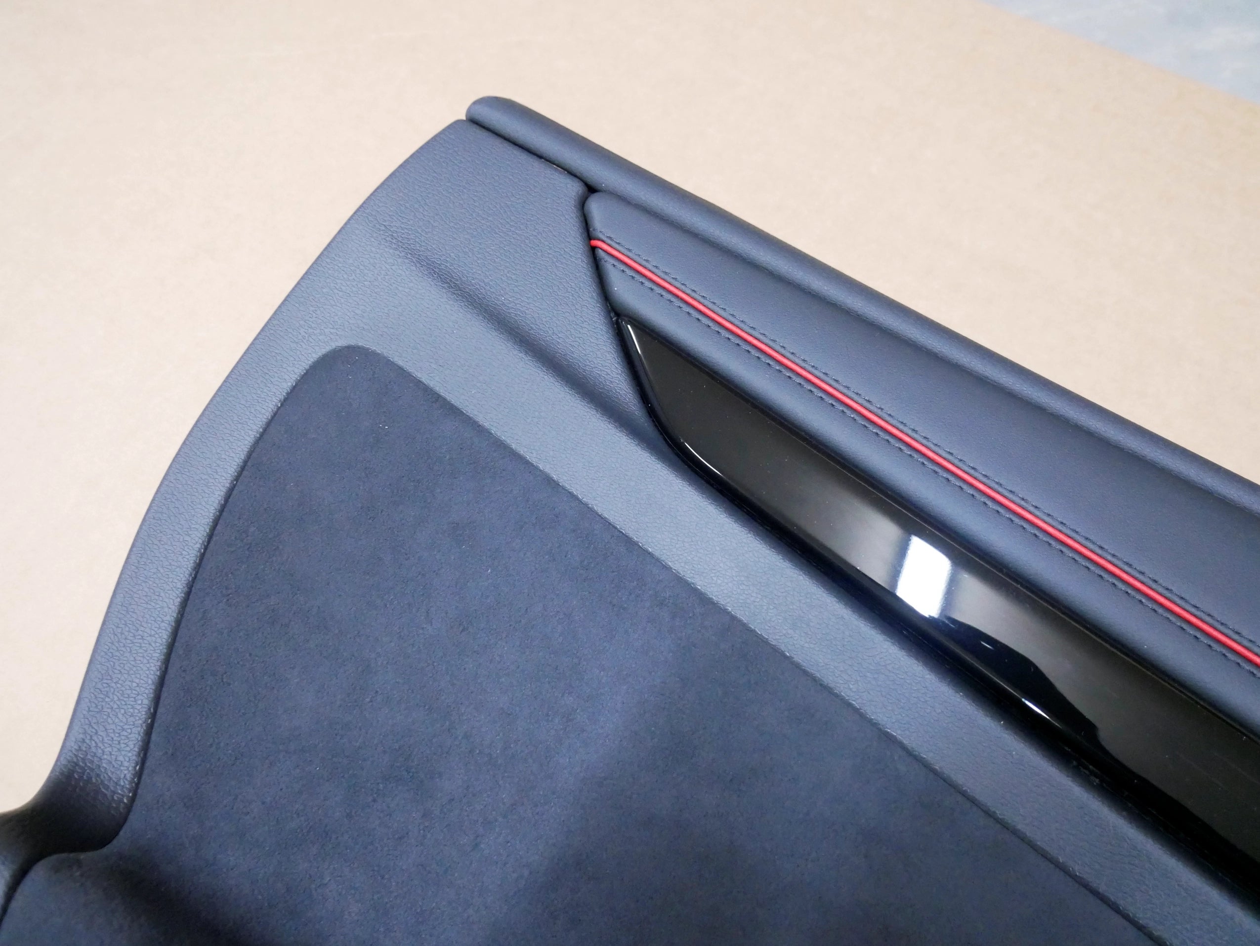 Tapicerka boczek drzwi tył lewy 14A867209B ALCANTARA HARMAN/KARDON VW ID.7