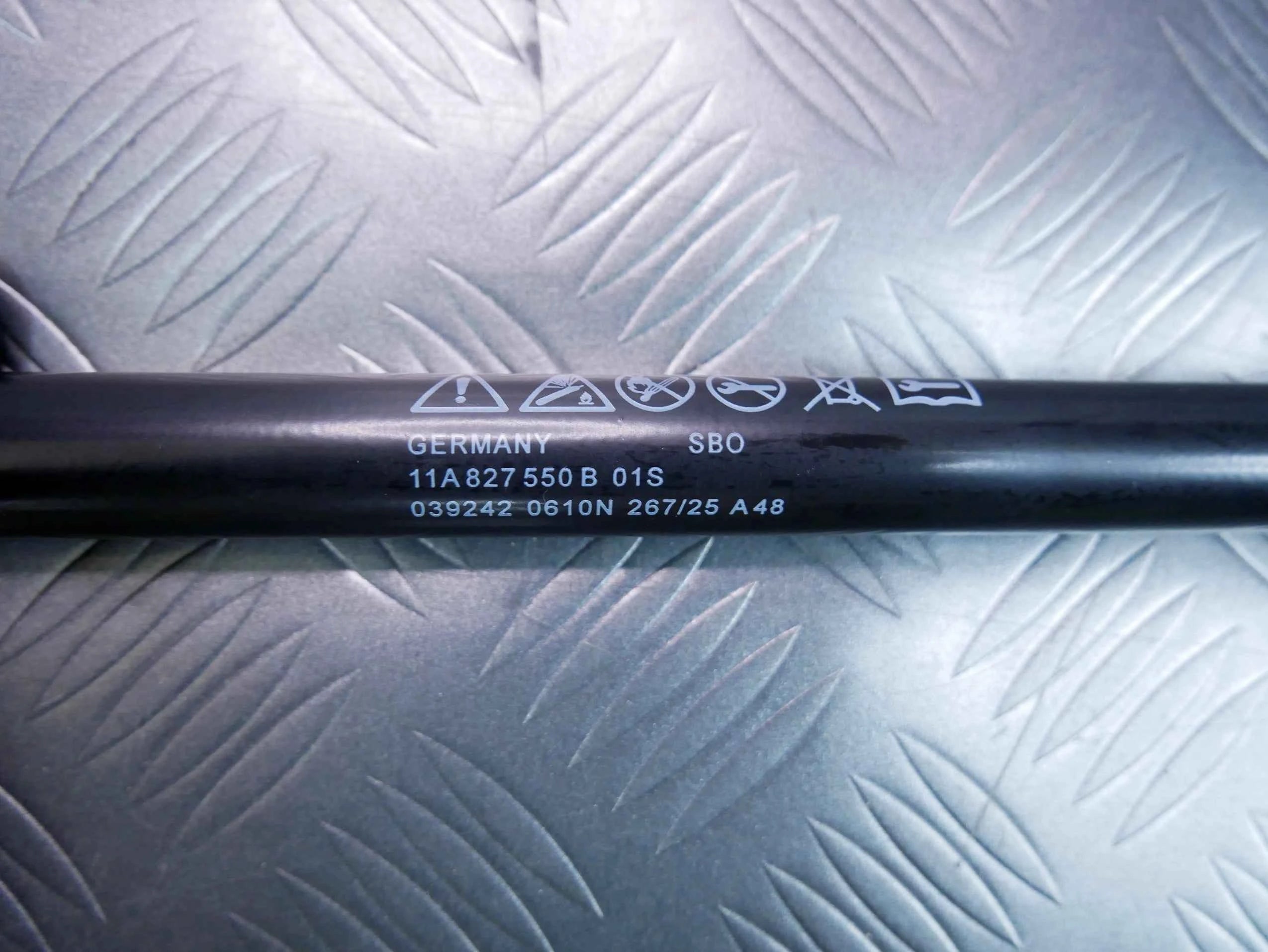 Siłownik klapy bagażnika NOWY OEM 11A827550B VW ID.4 ID.5 ID4 ID5