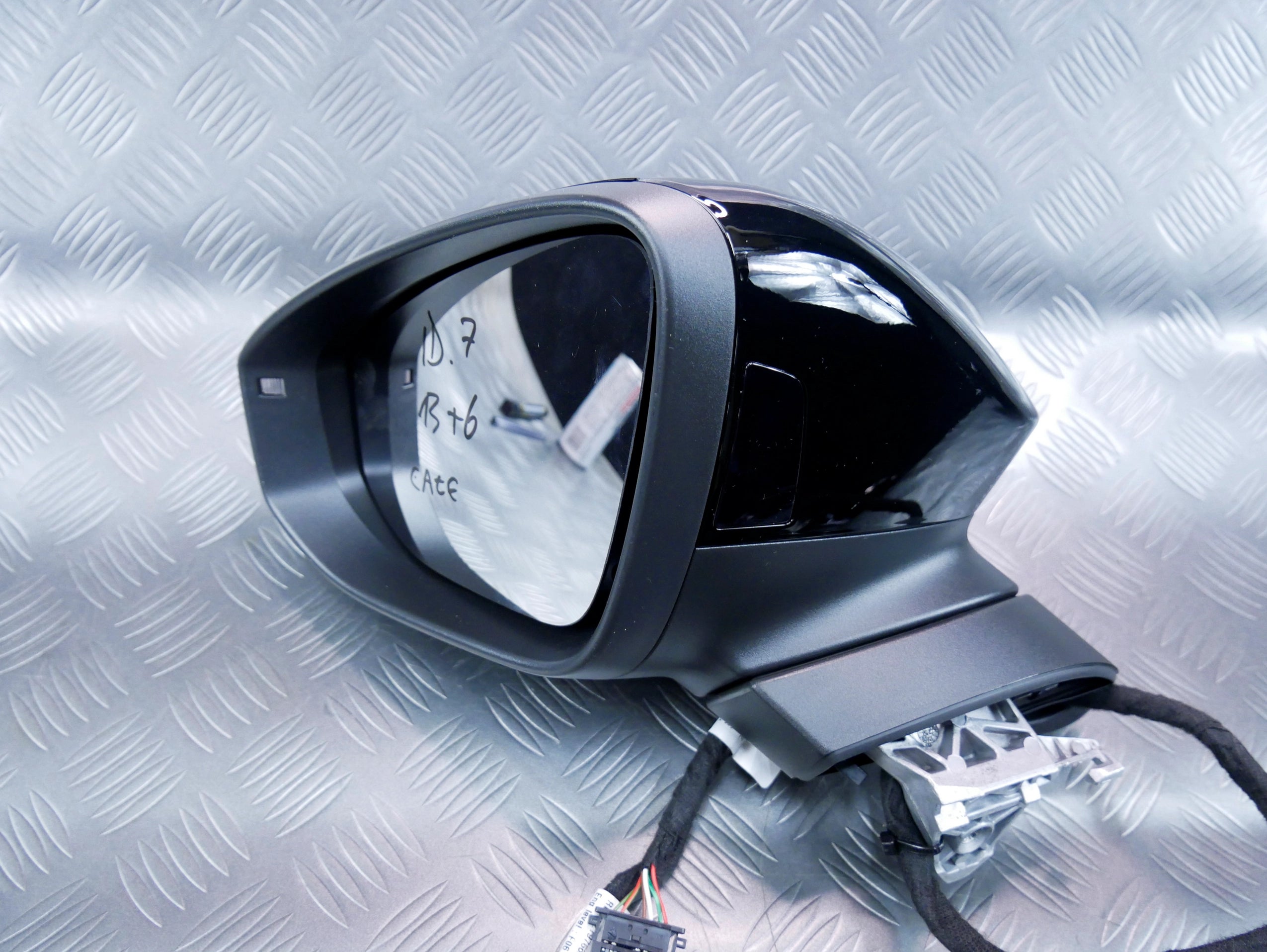 Lusterko lewe kompletne asystent kamera 13+6 LC9X 14C857501L VW ID.7 ID7