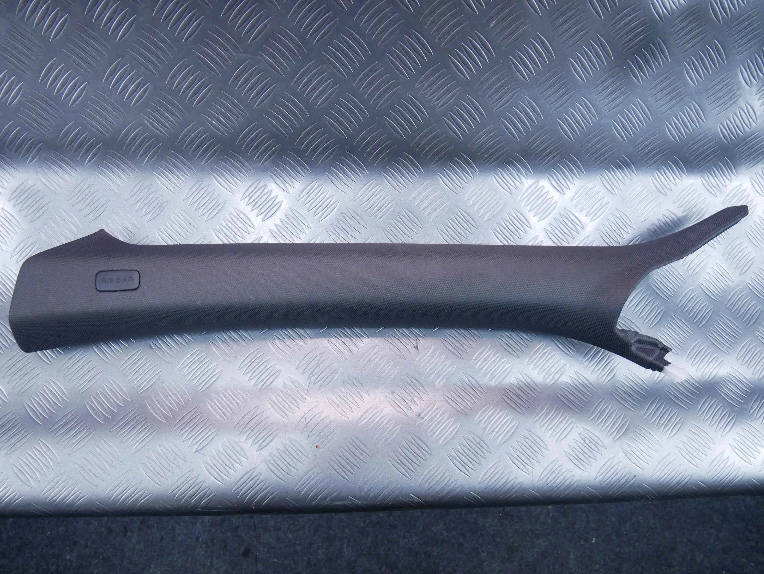 Osłona poszycie słupka przód lewe czarne 8T0867233B AUDI A5 RS5 8T0
