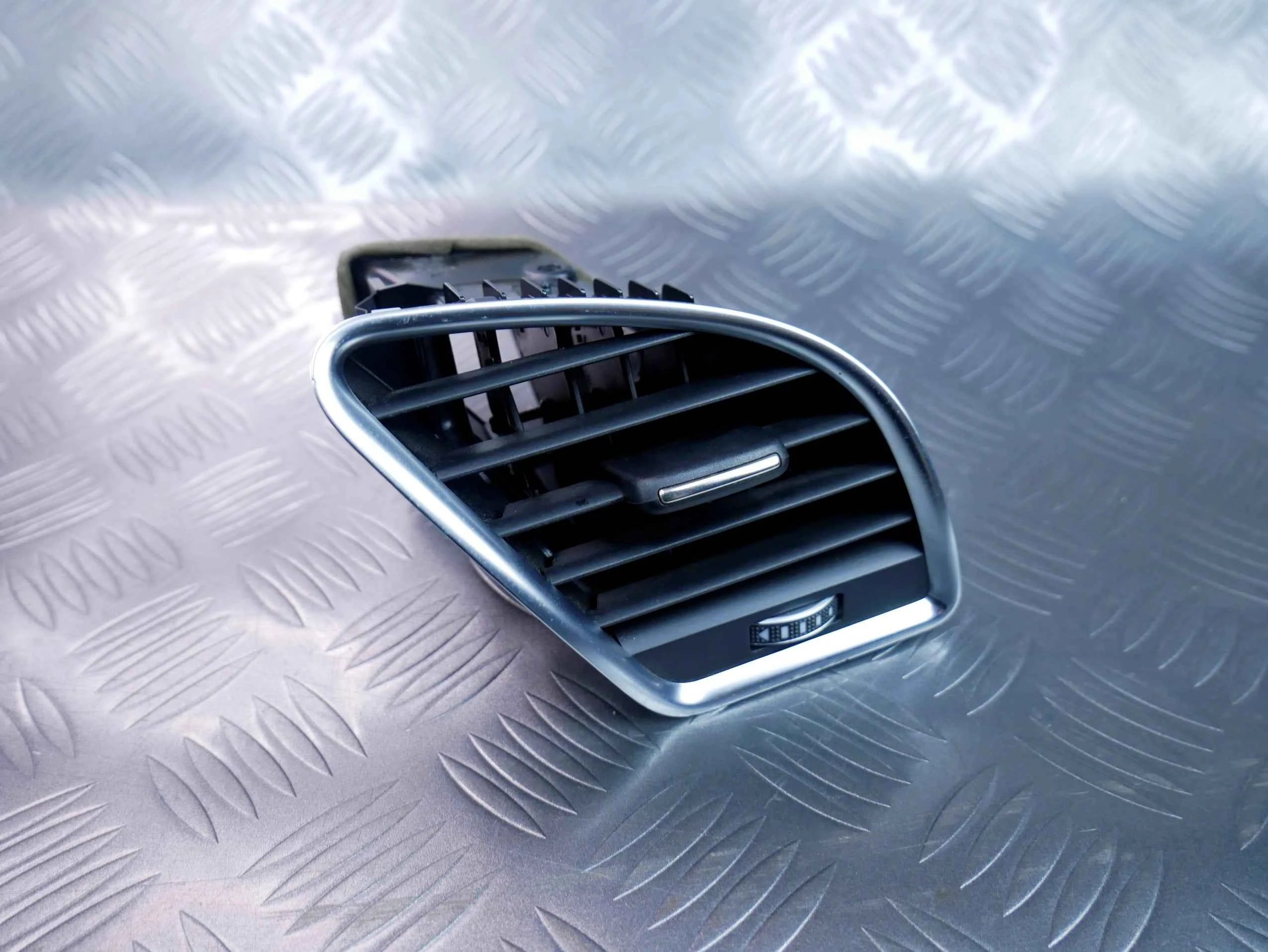 Kratka nawiewu prawa 8T1820902G AUDI A5 RS5 8T0