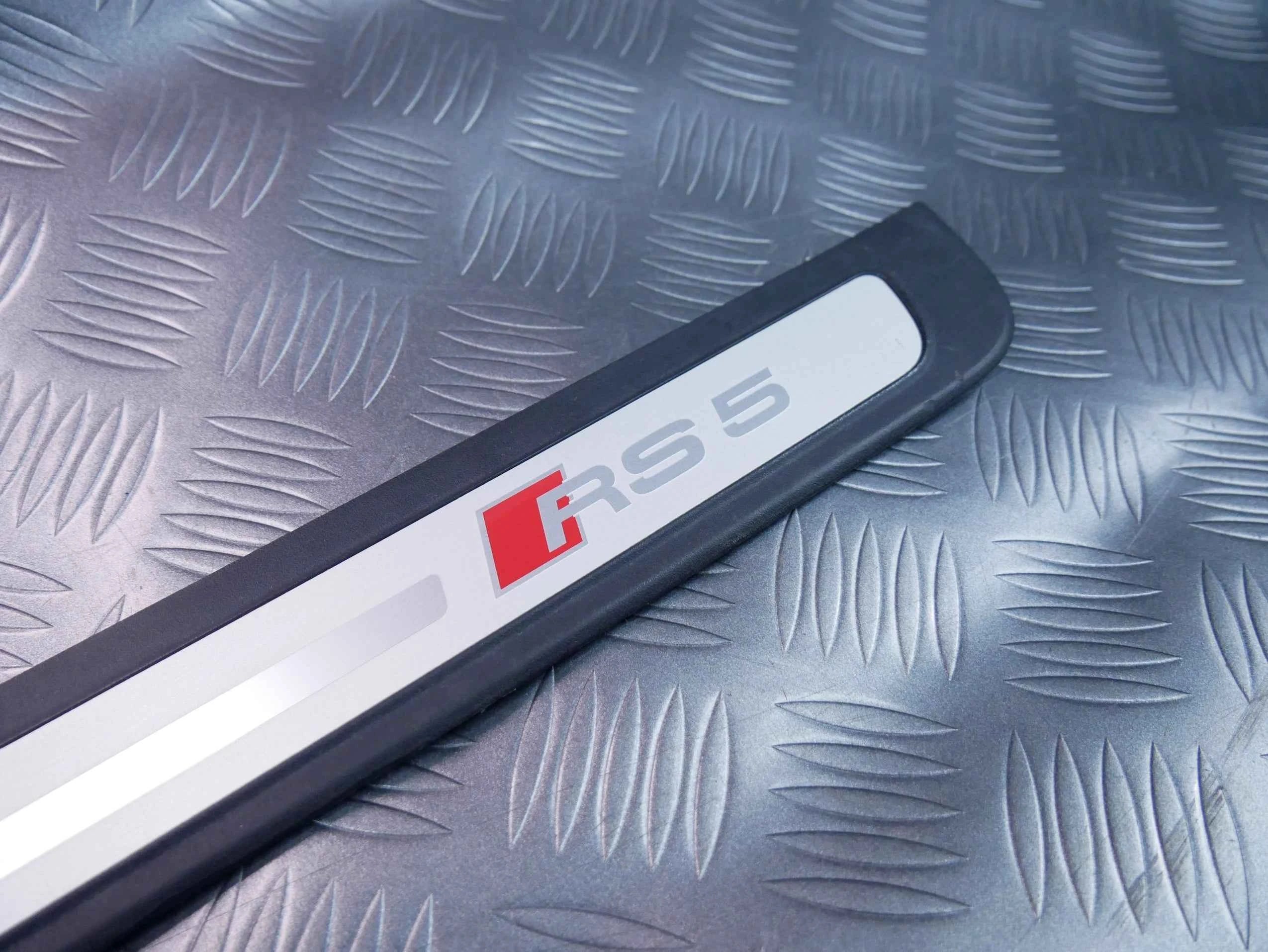 Listwa progowa lewa 8T0853373M AUDI RS5 LIFT 8T0