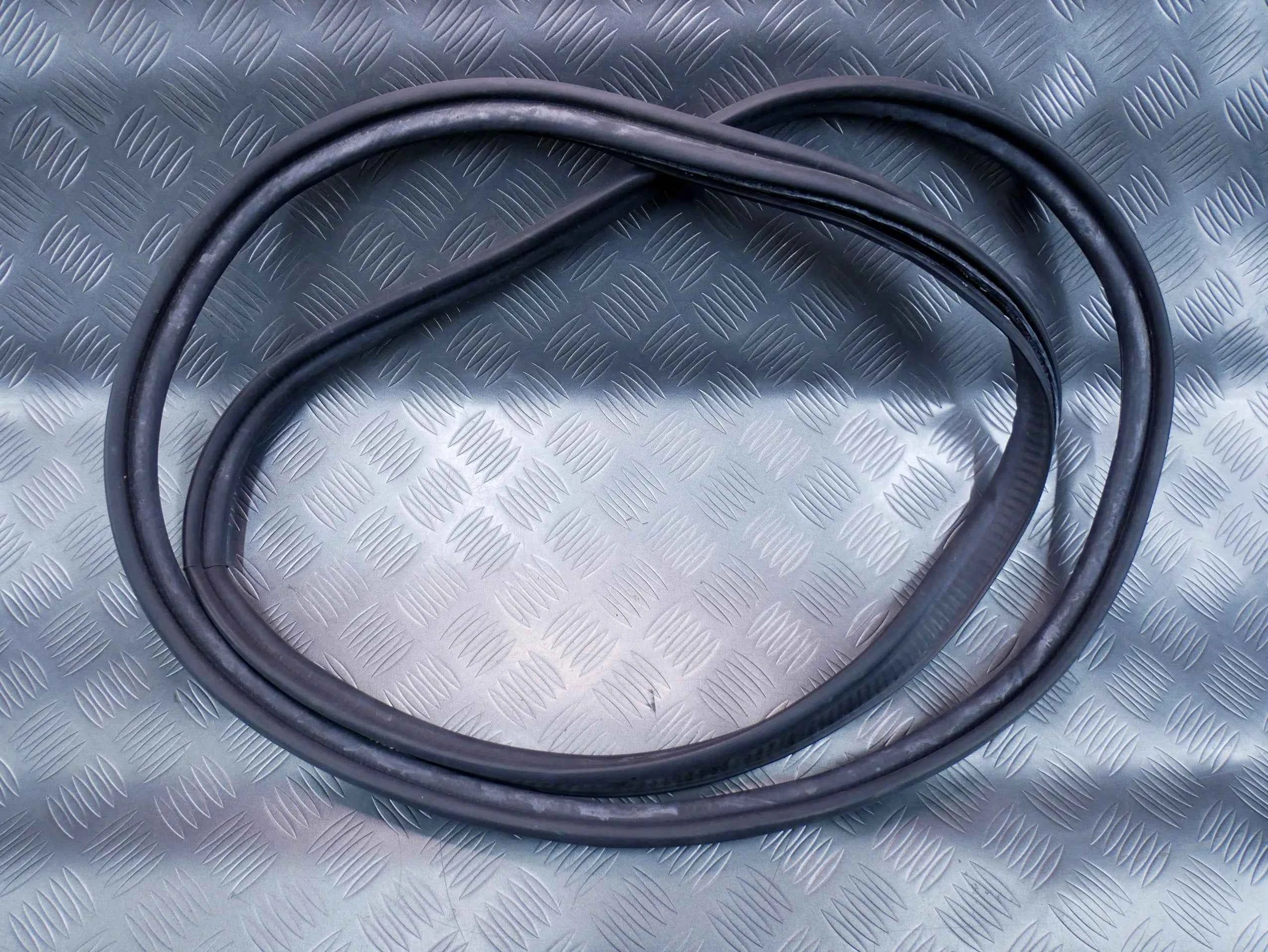 Uszczelka klapy bagażnika 8F0827705 AUDI A5 CABRIO 8F0