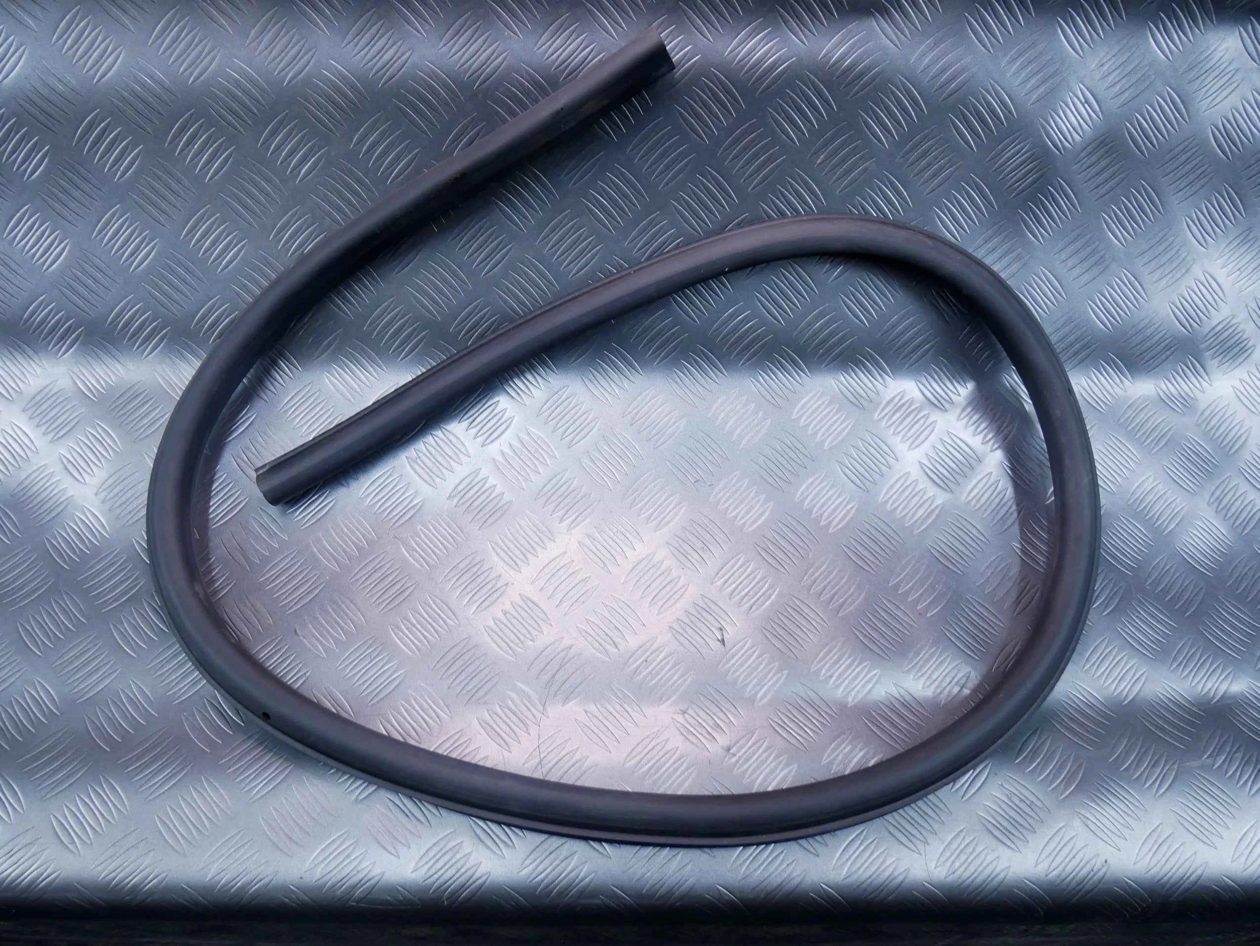 Uszczelka drzwi dolna prawa lewa 8T0831707D AUDI A5 S5 8T0