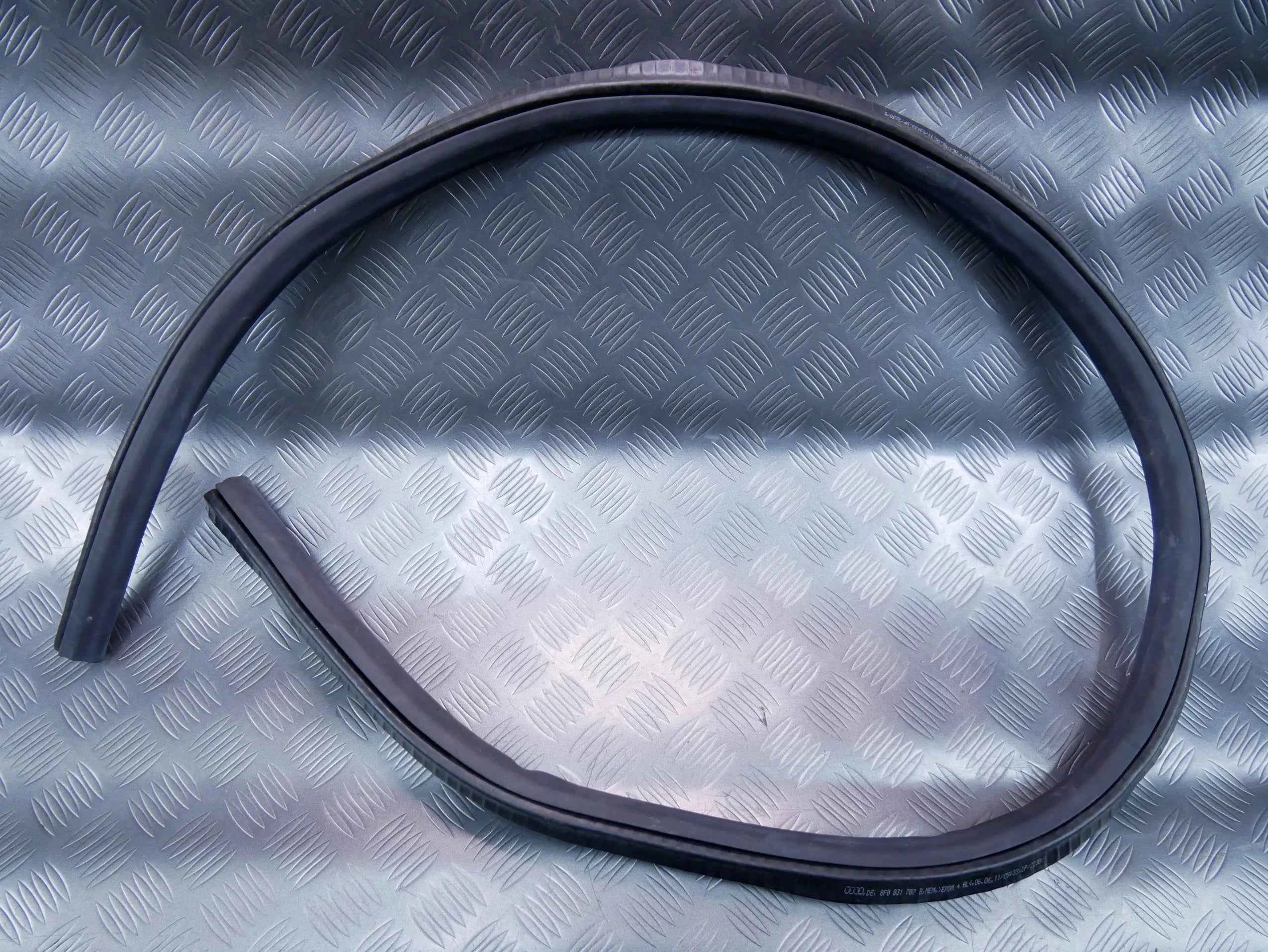 Uszczelka drzwi lewa 8F0831707B AUDI A5 CABRIO 8F0