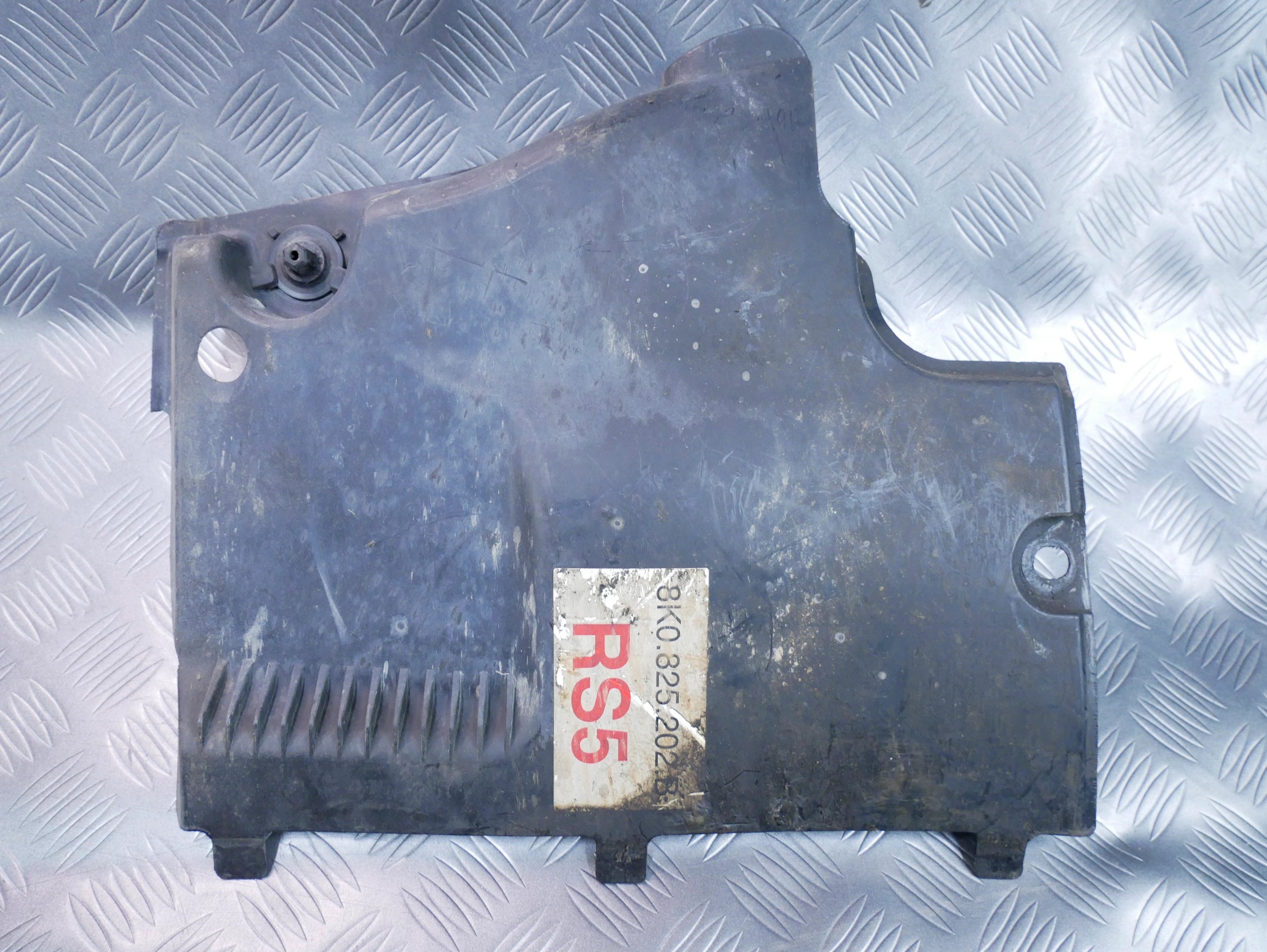Osłona podwozia tył tylna prawa 8K0825202B AUDI RS5 B8