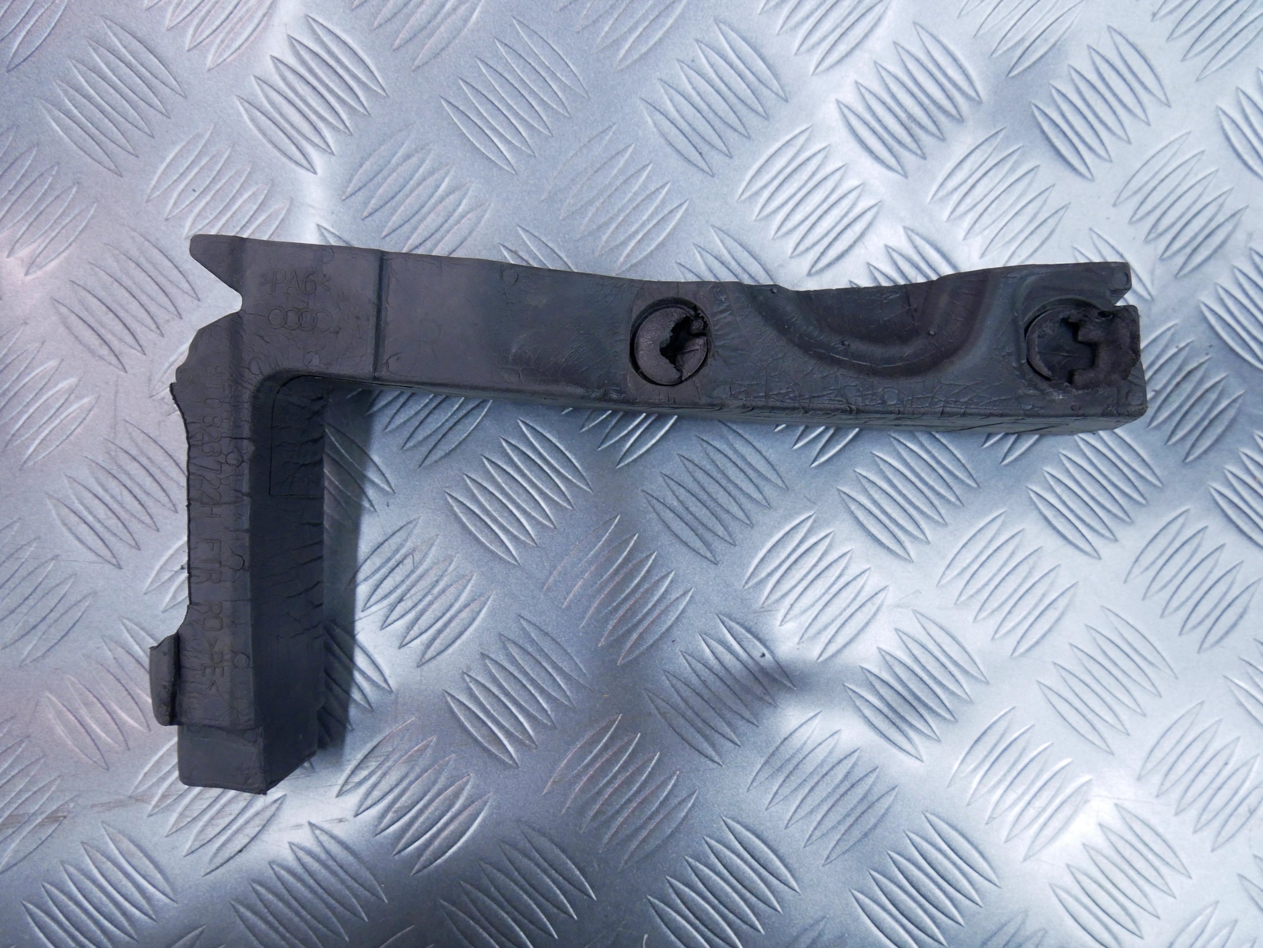 Pianka błotnika podszybia prawa 8T0823722H AUDI A5 S5 LIFT 8T0