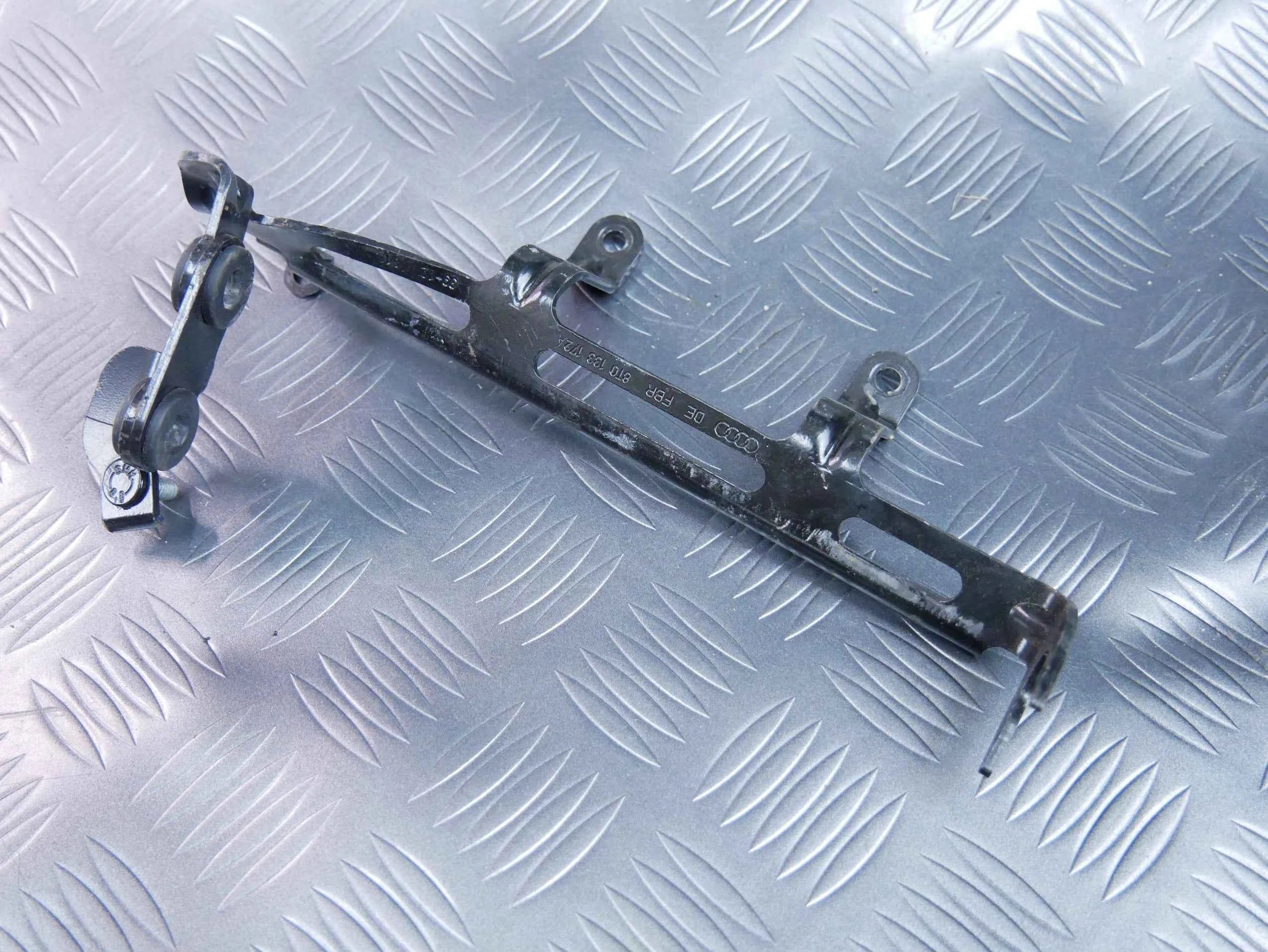 Wspornik mocowanie filtra powietrza 8T0133172A AUDI RS5 8T0