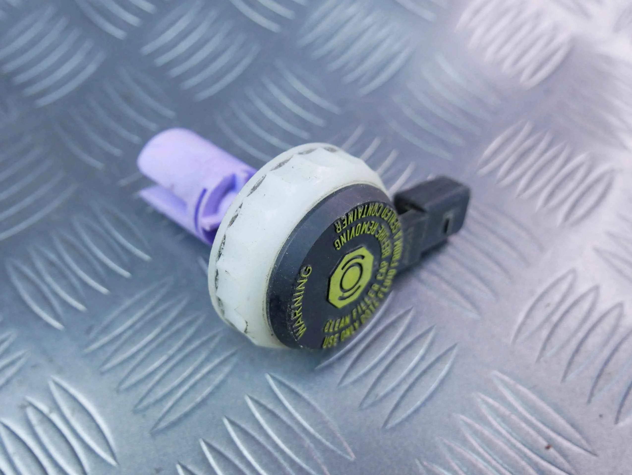 Korek czujnik zakrętka zbiorniczka płynu hamulcowego 8K0611357 AUDI A5 8T0