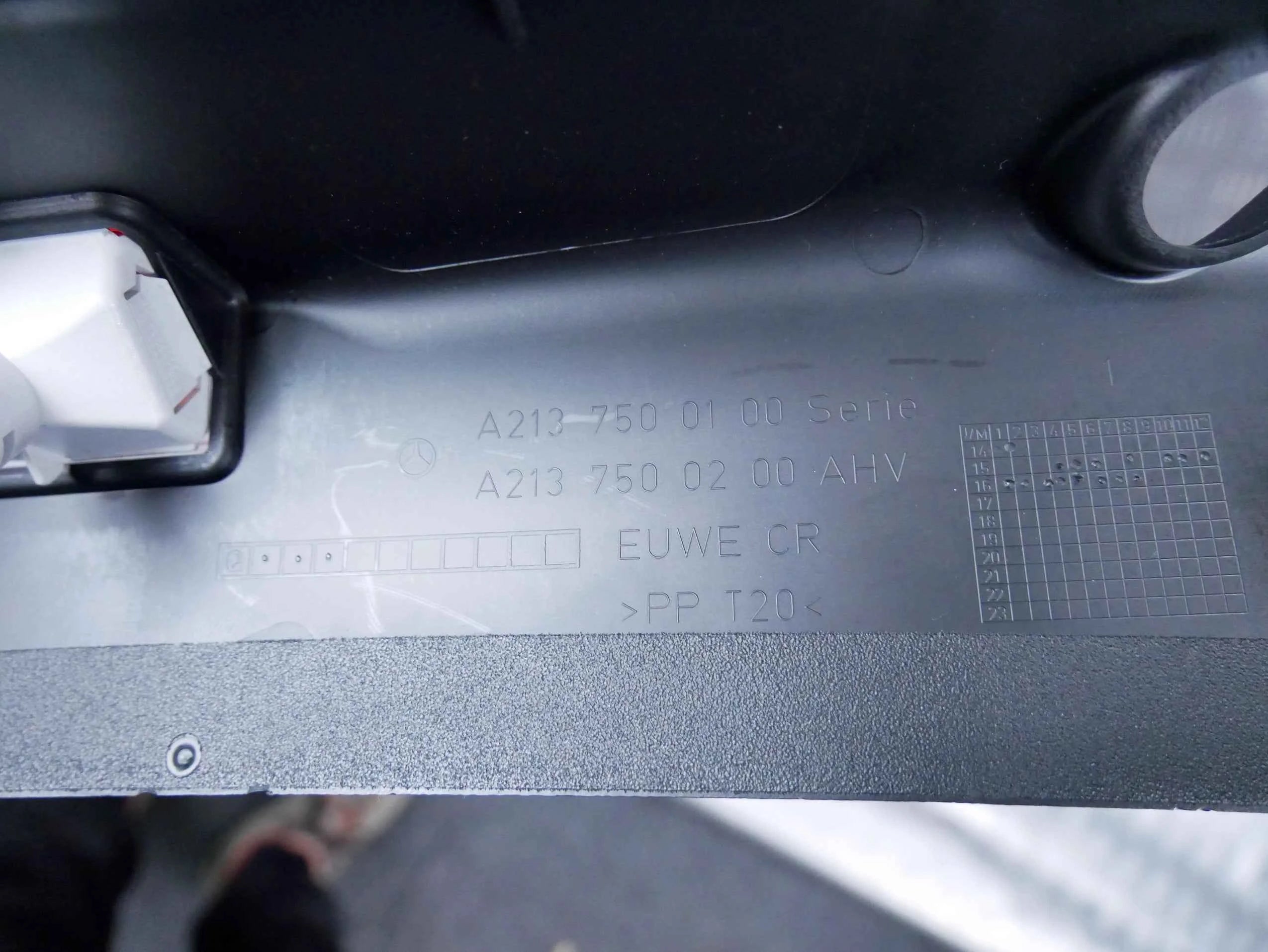 Listwa osłona klapy bagażnika A2137500100 Mercedes E-klasa W213
