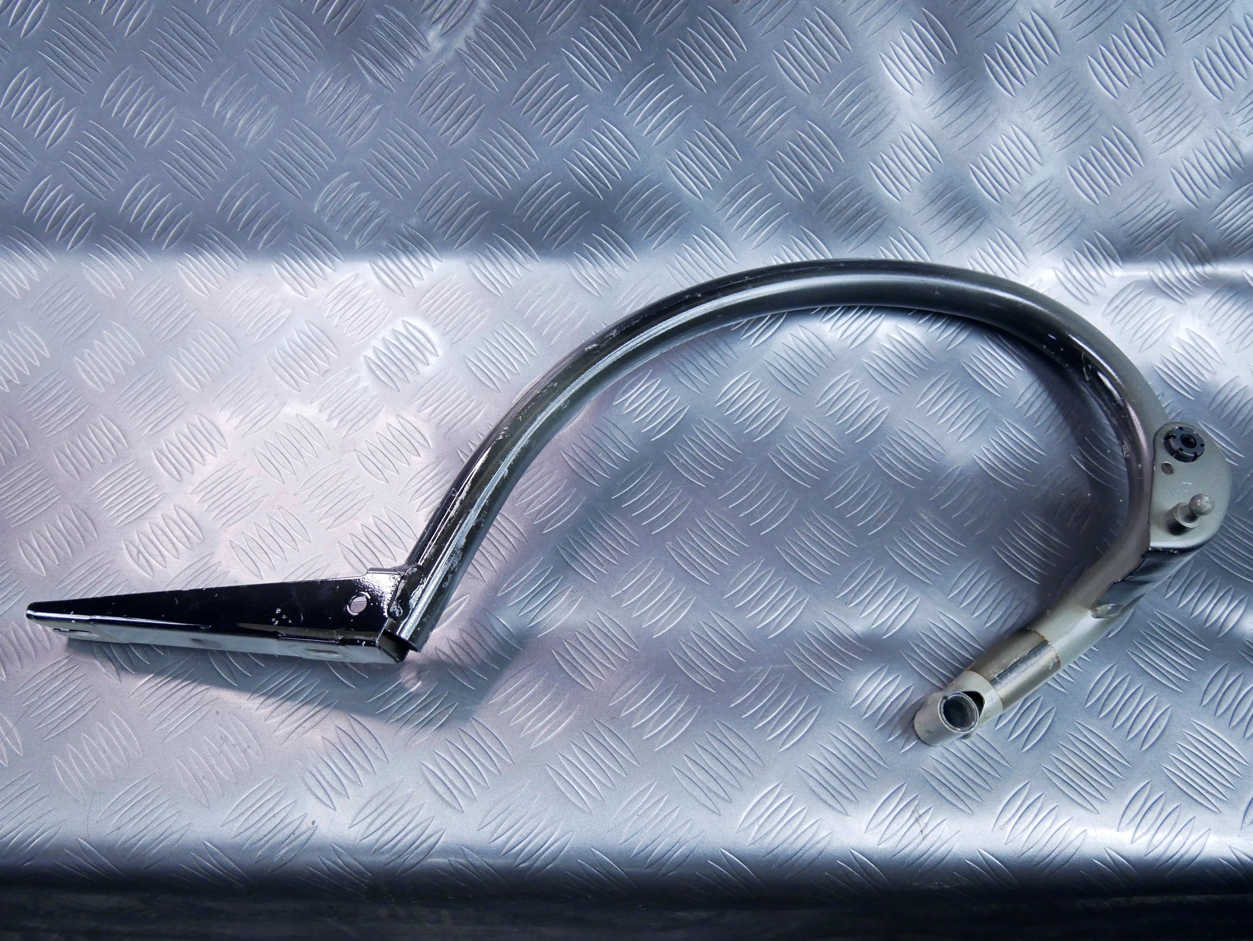 Zawias klapy lewy A2137500328 Mercedes E-klasa W213 SEDAN