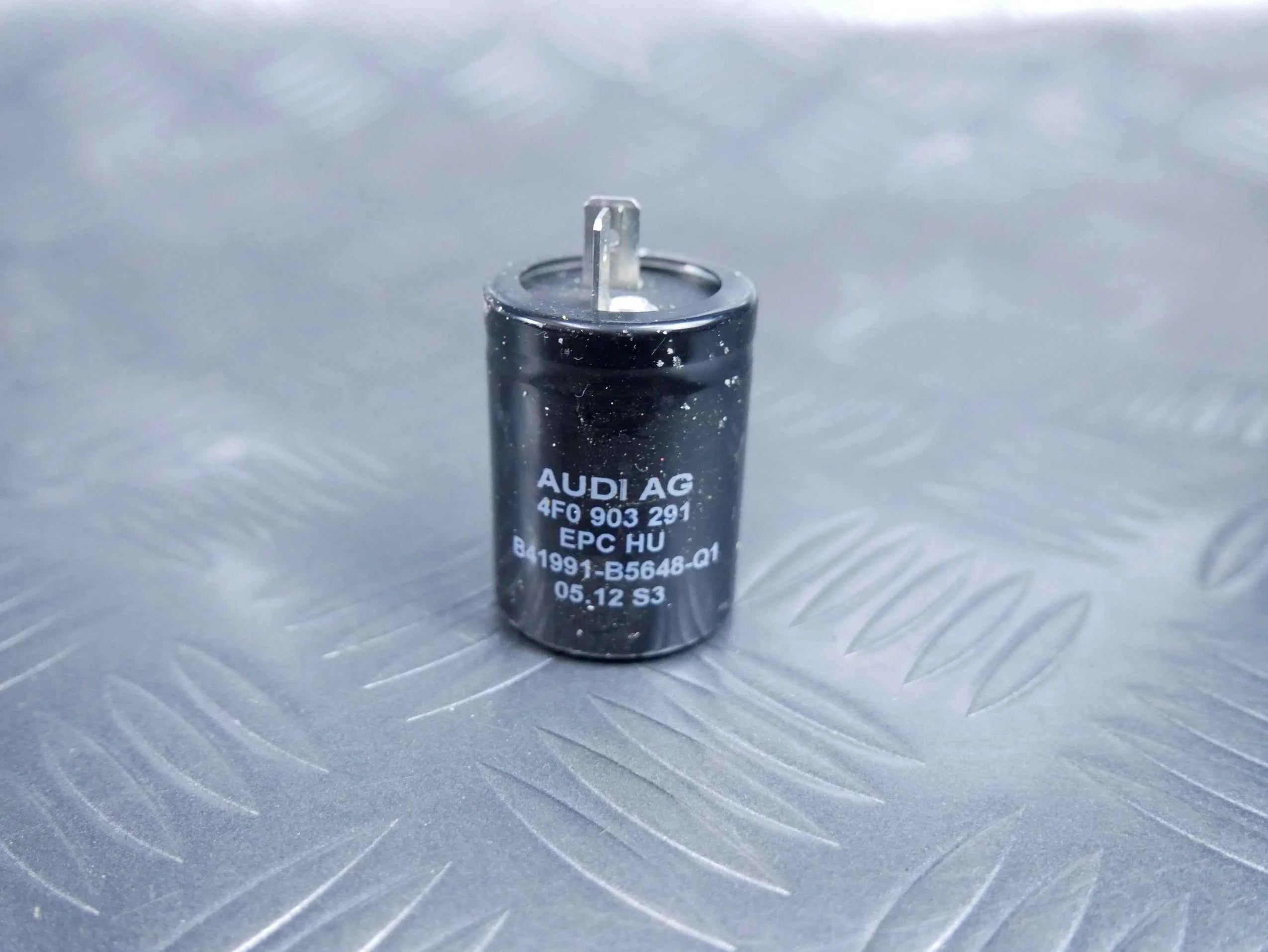 Bezpiecznik przekaźnik kondensator 4F0903291 VW AUDI