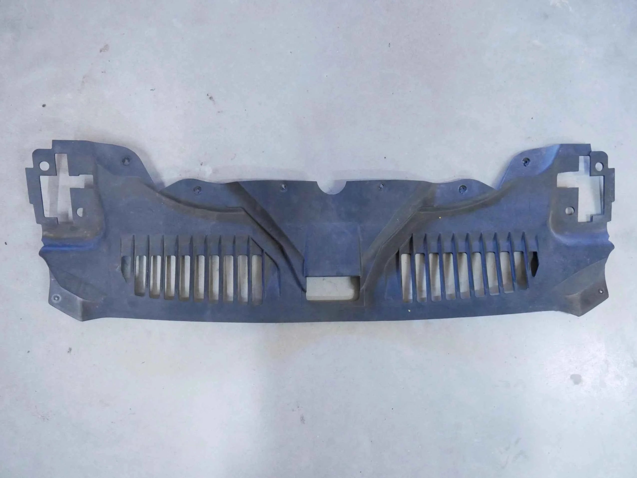 Osłona pasa przedniego 4N0807081 AUDI A8 4N