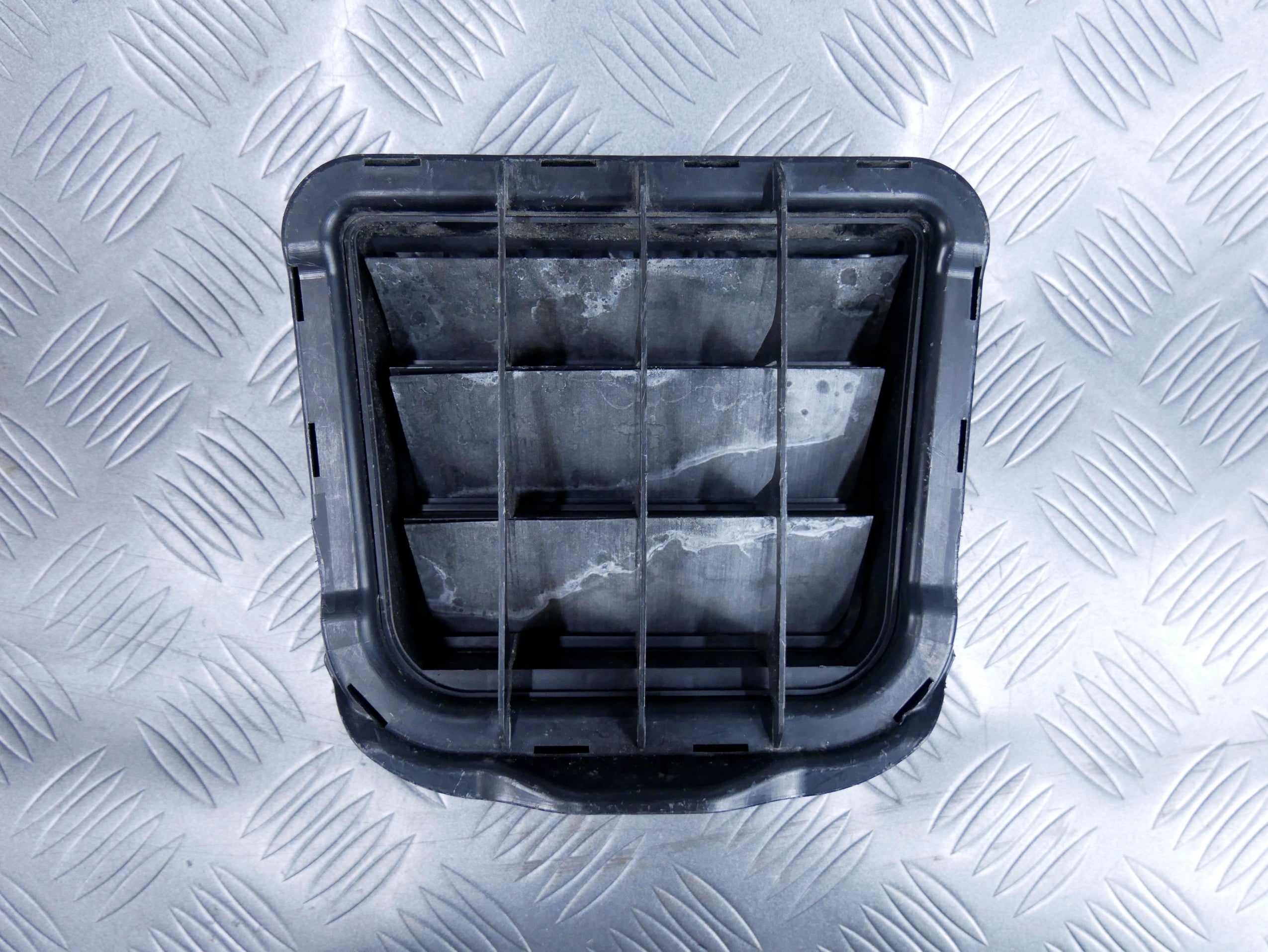 Kratka wyciąg powietrza tył 8K0819181B AUDI A8 4H