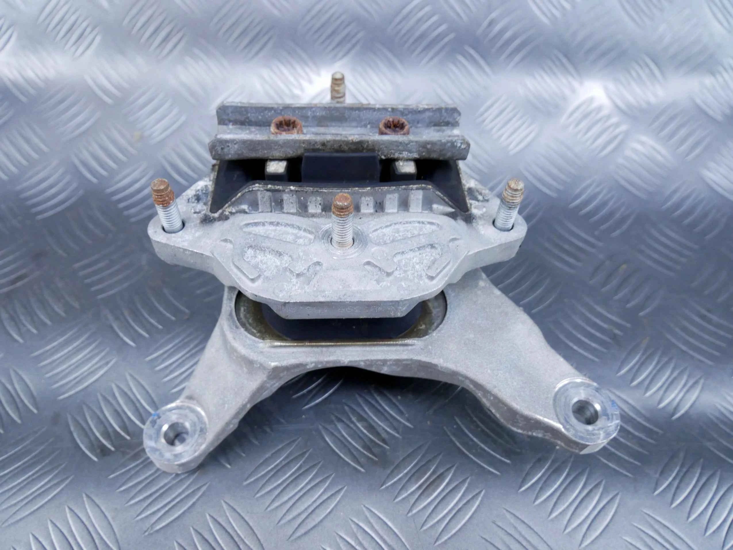 Łapa wspornik poduszka skrzyni 4N0399118F AUDI A8 4N 3.0 TDI