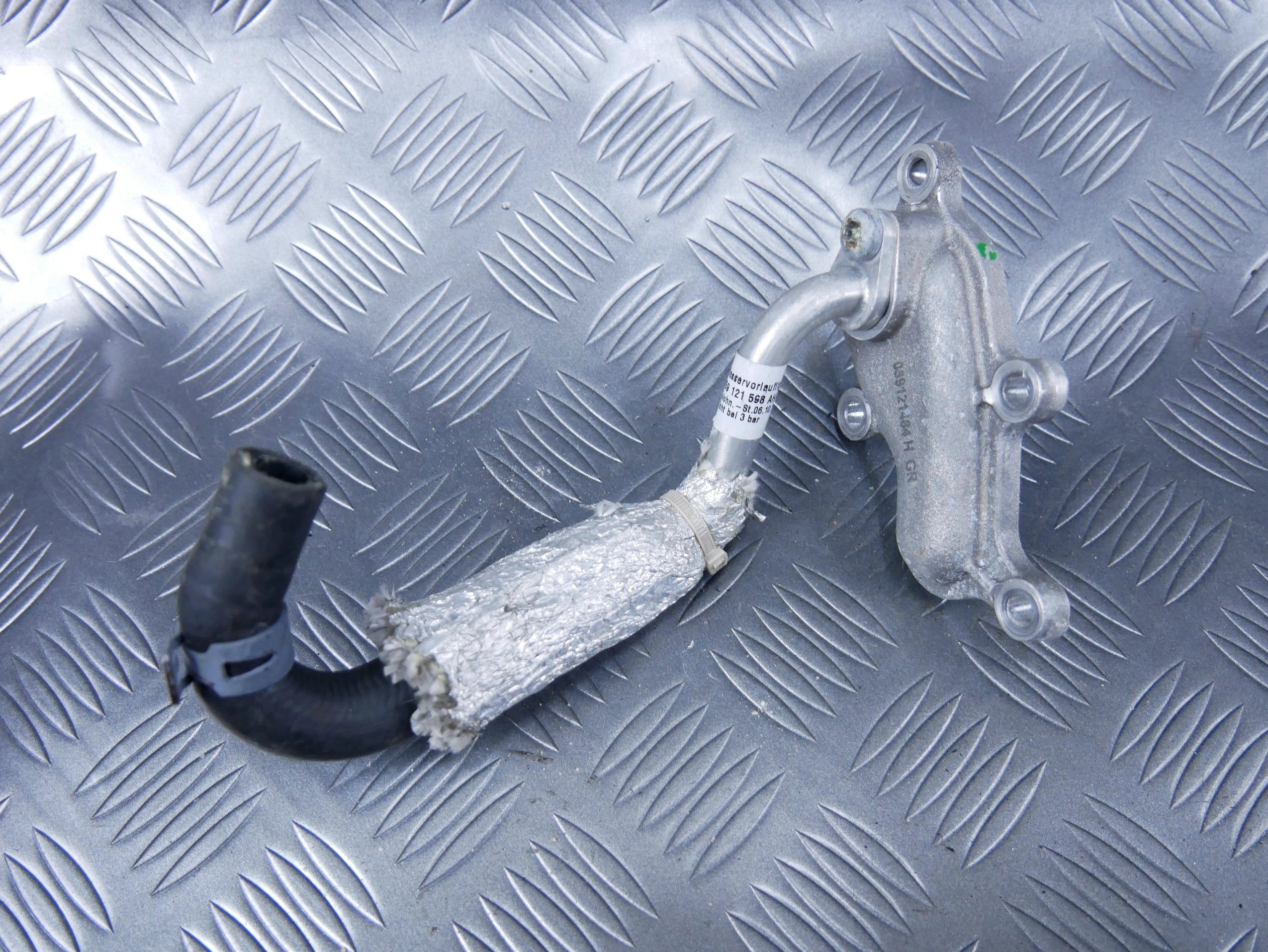 Rurka króciec przewód wody 059121484H 059121598AH AUDI A8 D5 3.0 TDI