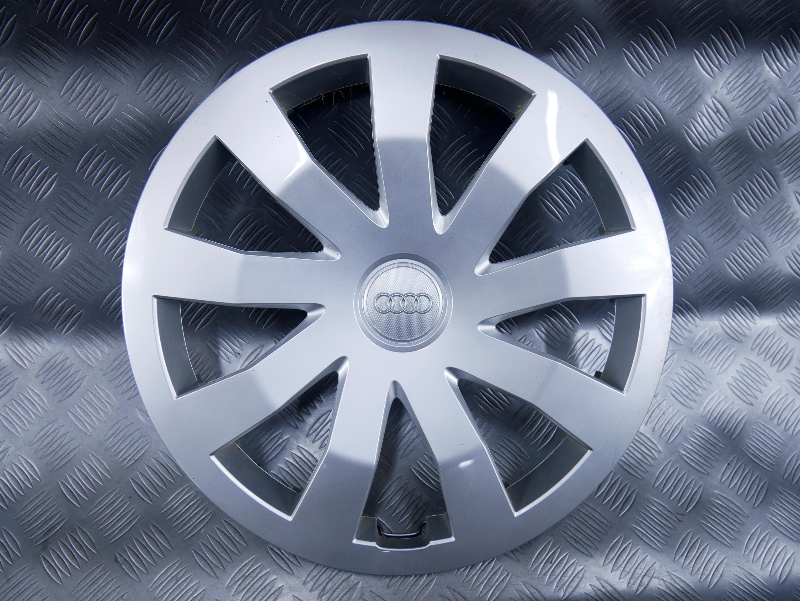 Oryginalny OEM kołpak 15' 82A601147 AUDI A1