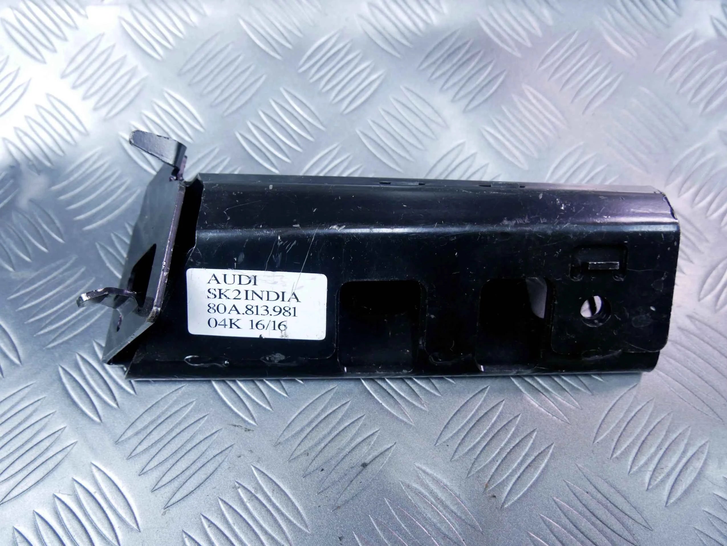 Szyna bagażnika lewa 80A813981 AUDI Q5 80A