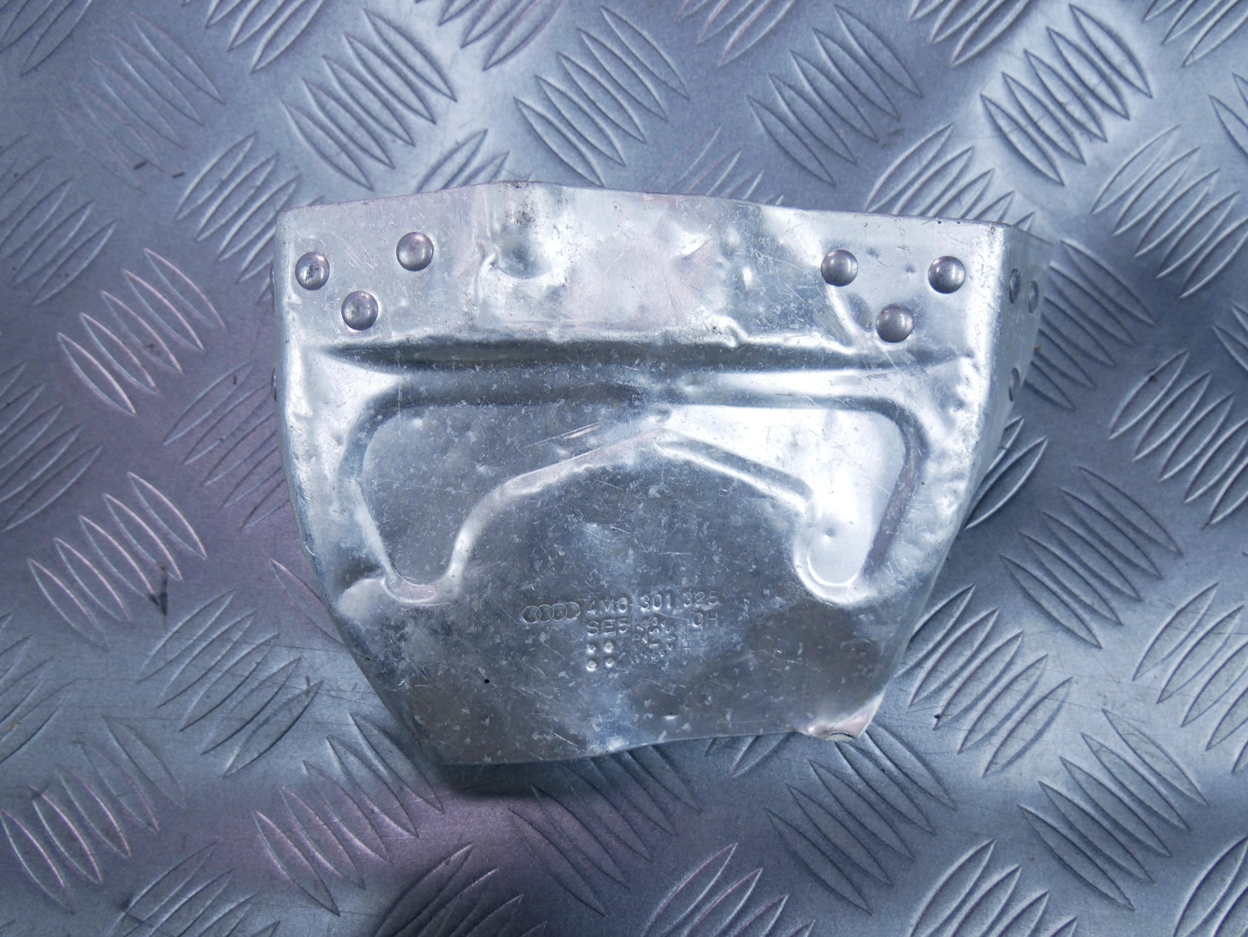 Osłona termiczna wału 4M0301325 AUDI Q5 80A