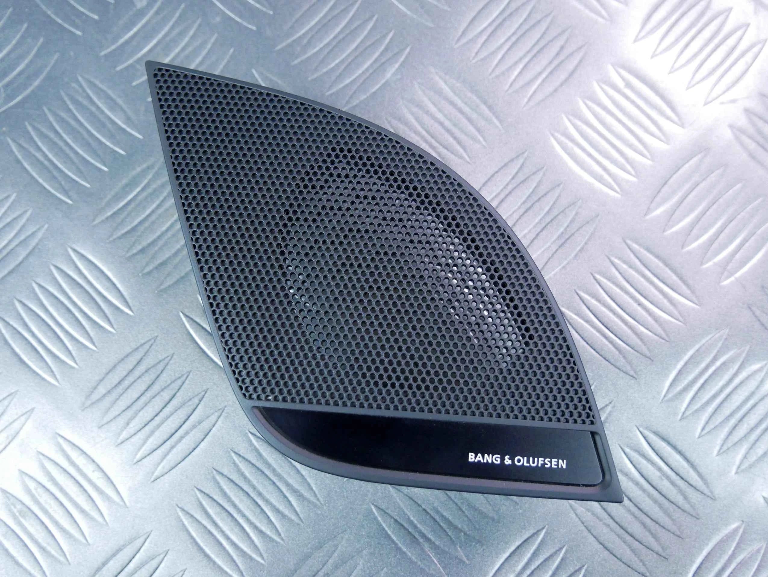 Kratka głośnika konsoli prawa Bang&Olufsen 80B035428 AUDI Q5 80A