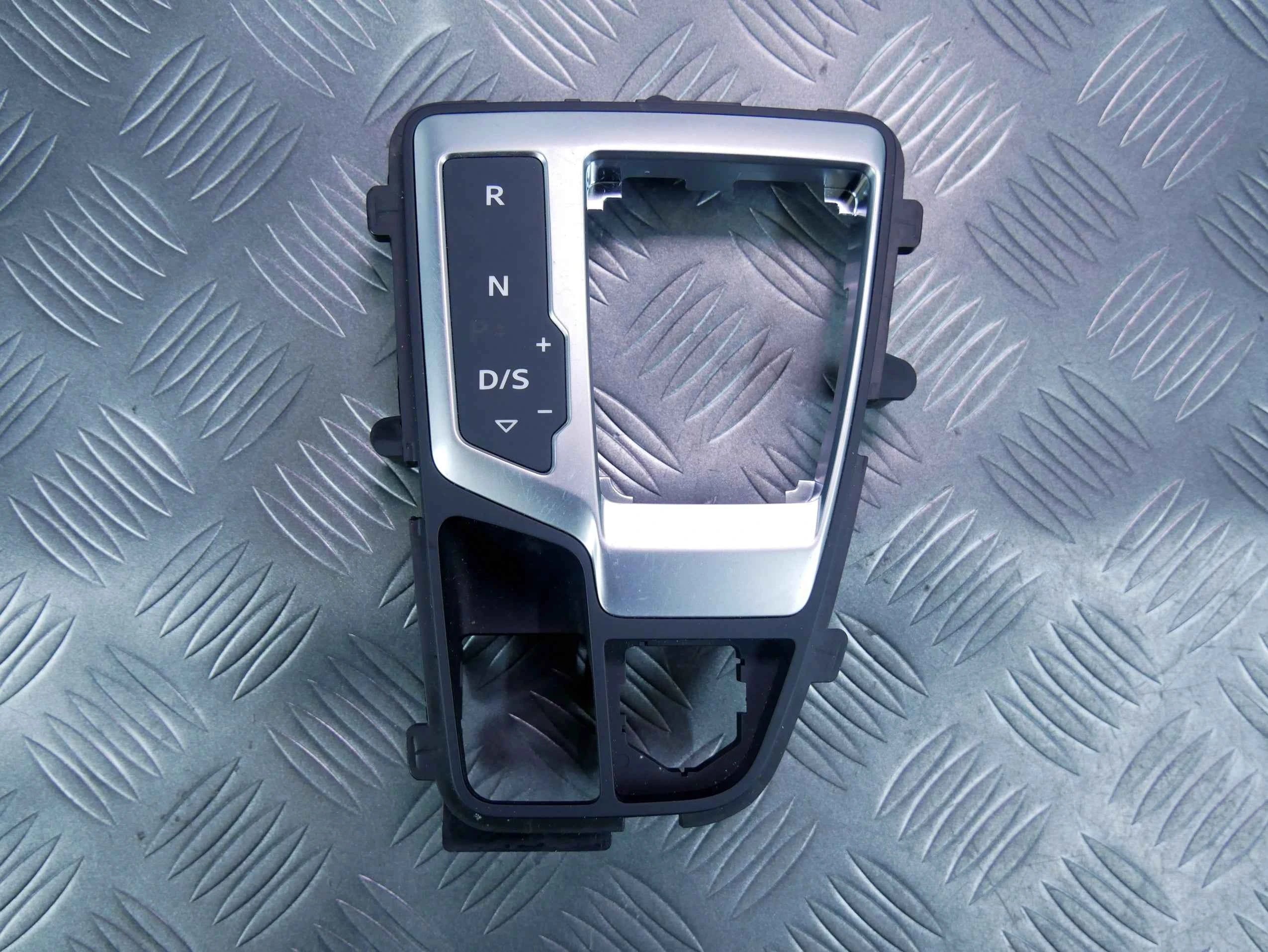 Ramka panel zmiany biegów 80B713111A AUDI Q5 80A