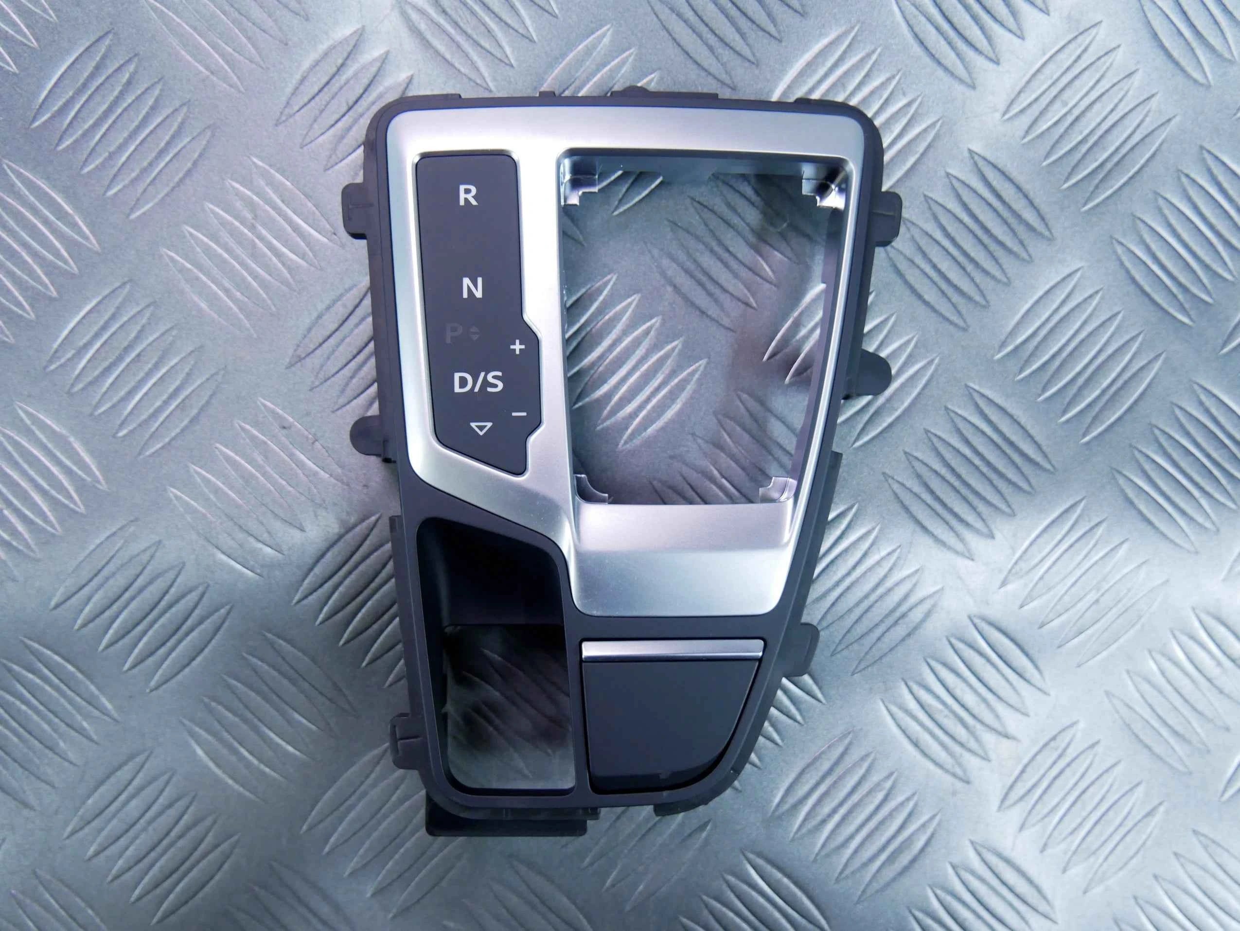 Ramka panel zmiany biegów 80B713111C AUDI Q5 80A