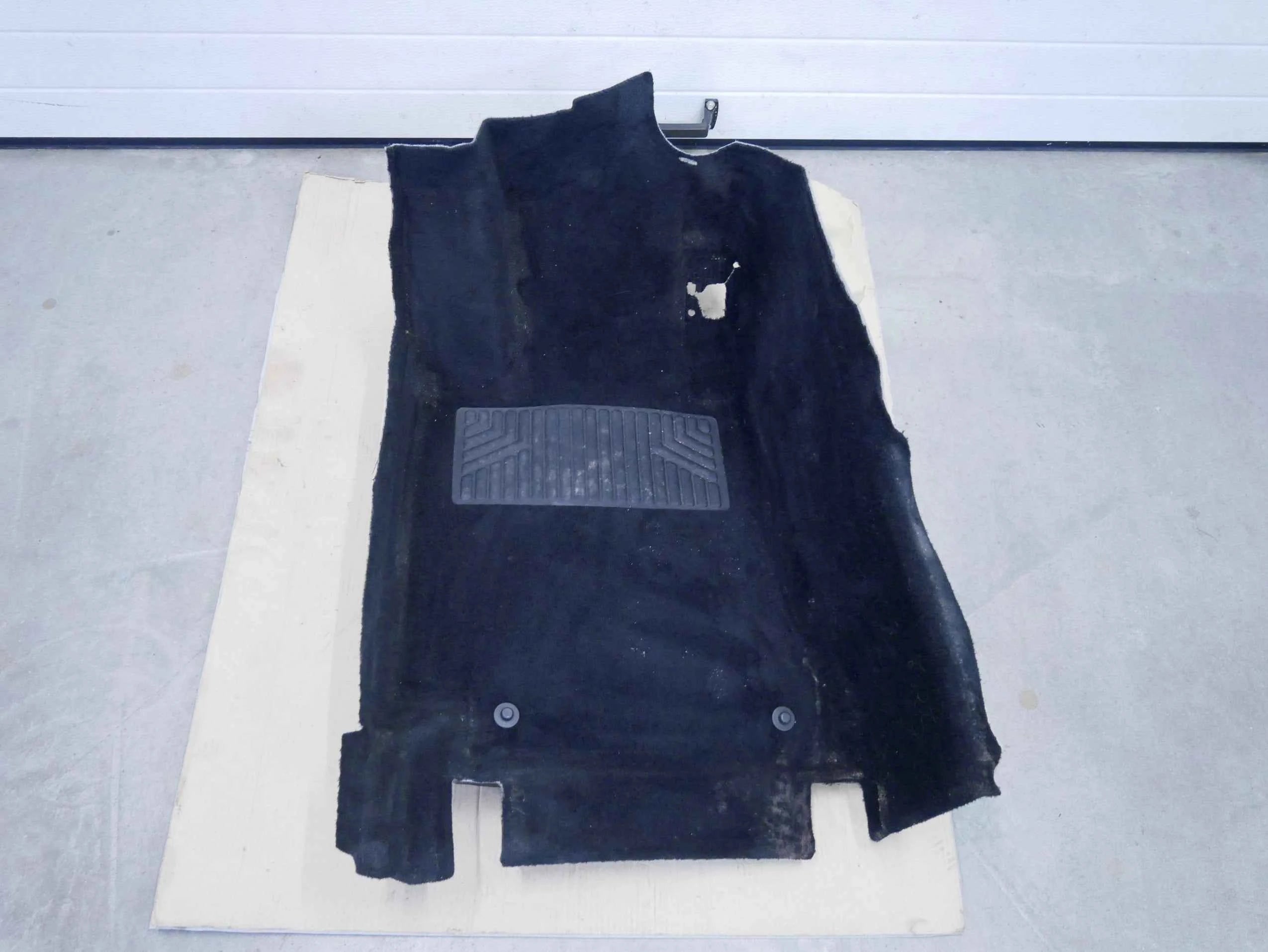 Wykładzina dywan kabiny przód lewy A2056801806 Mercedes C-klasa W205