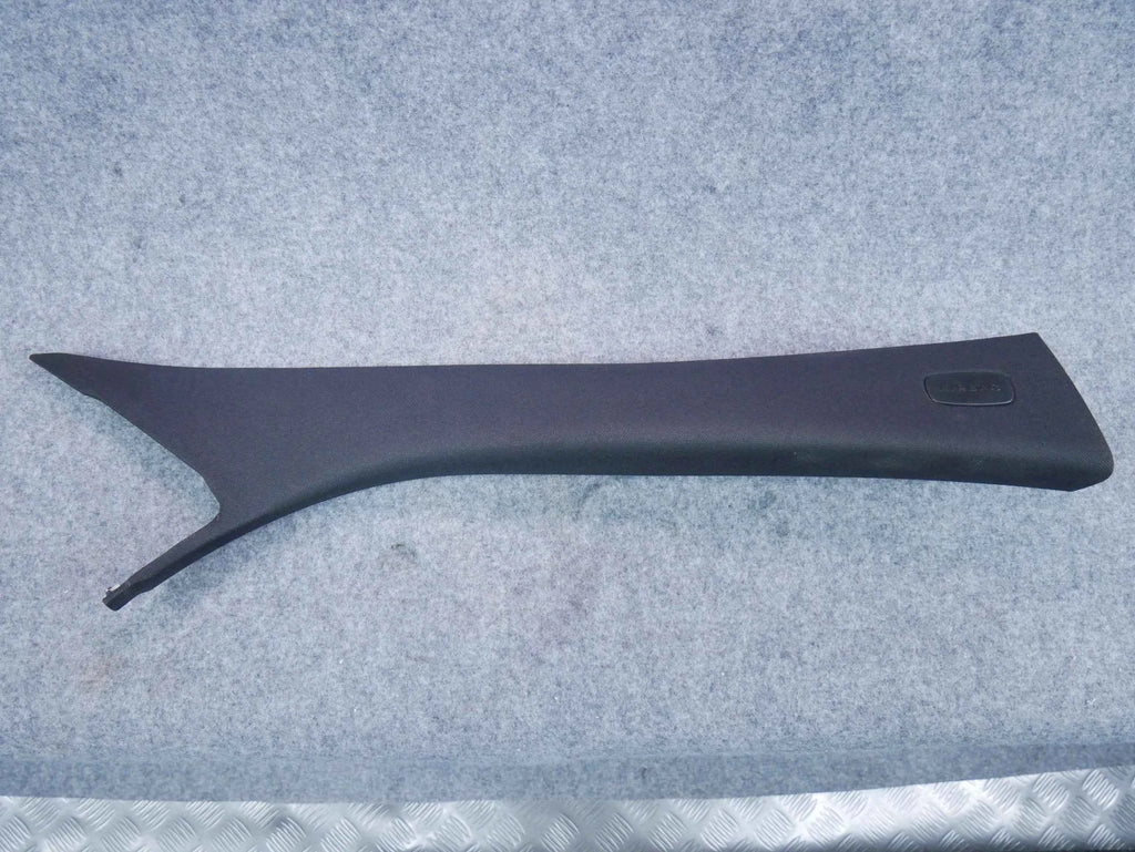 Osłona słupka przód prawa czarna A2056906001 Mercedes C300 W205