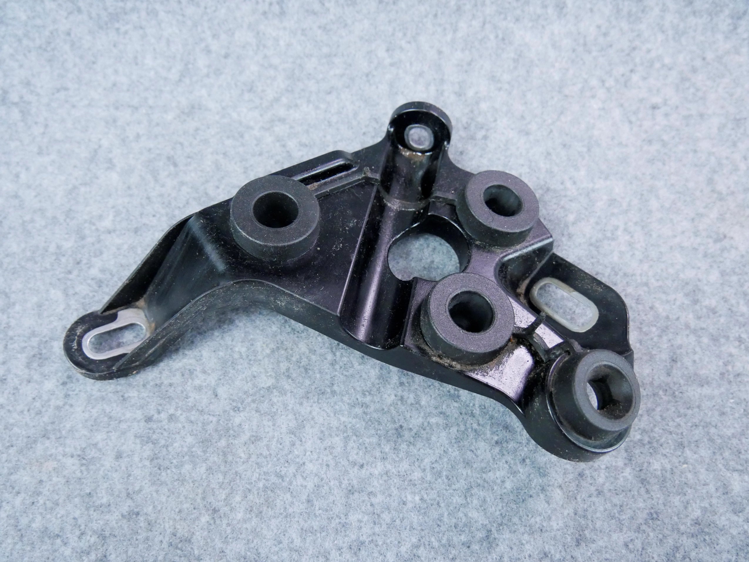 Mocowanie pompy ABS A2054300100 Mercedes C-klasa W205