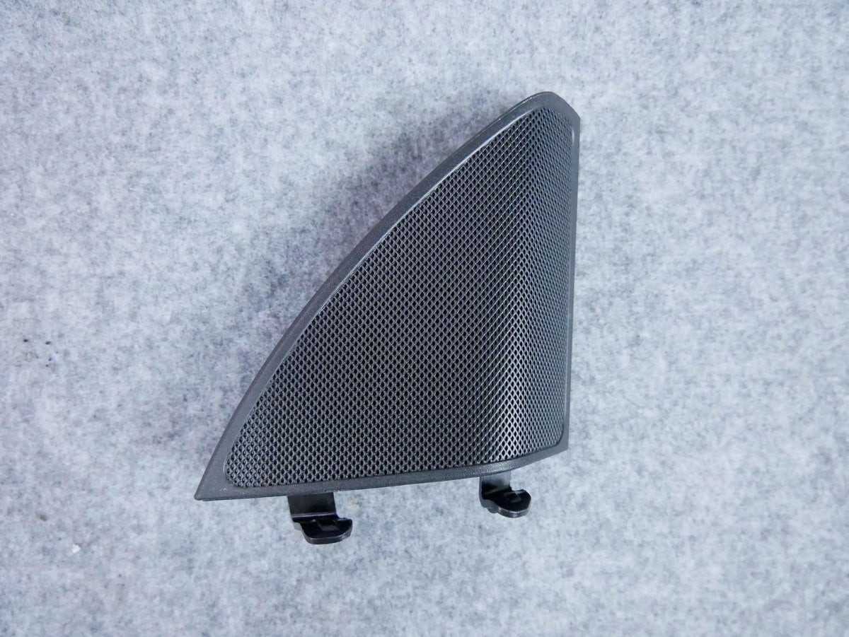 Osłona trójkąt głośnika drzwi prawy A2057200248 Mercedes C300 W205