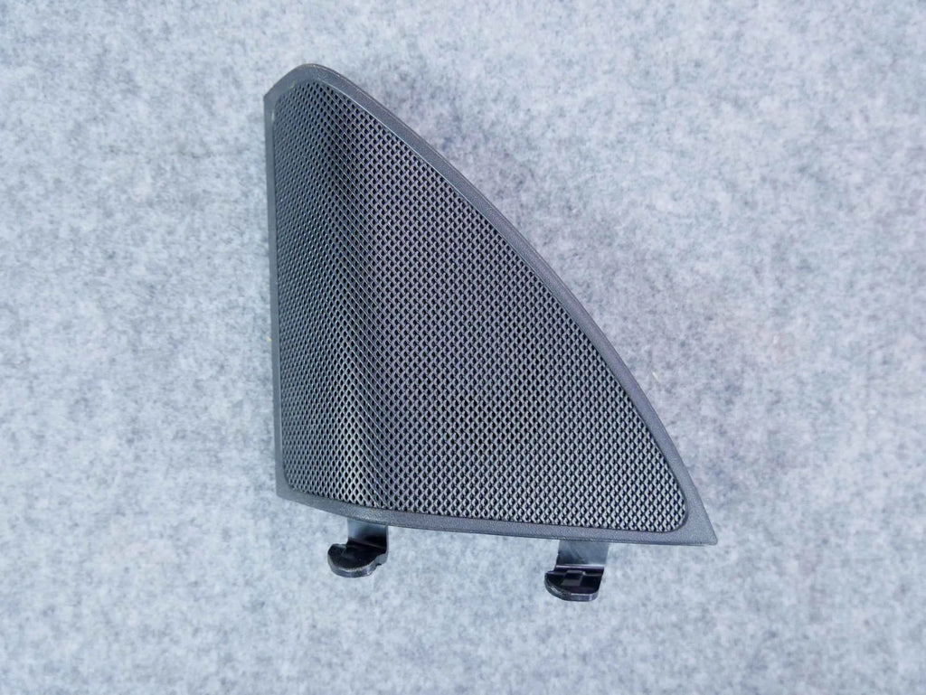 Osłona trójkąt głośnika drzwi lewy A2057200148 Mercedes C300 W205