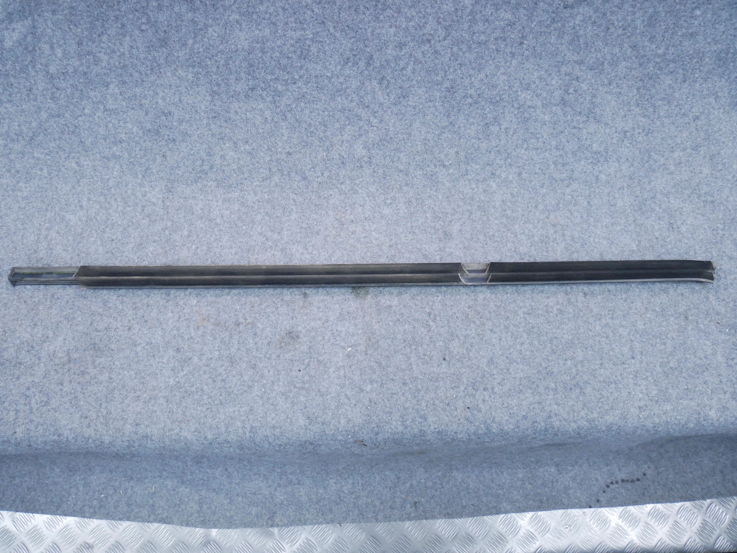 Listwa zgarniacz drzwi tył prawy A2057300424 Mercedes C300 W205 SEDAN