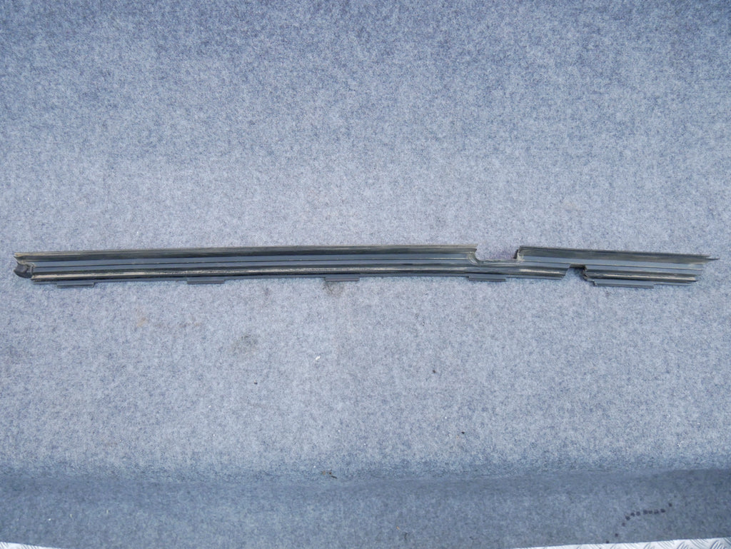 Listwa zgarniacz drzwi tył prawy A2057350465 Mercedes C300 W205 SEDAN