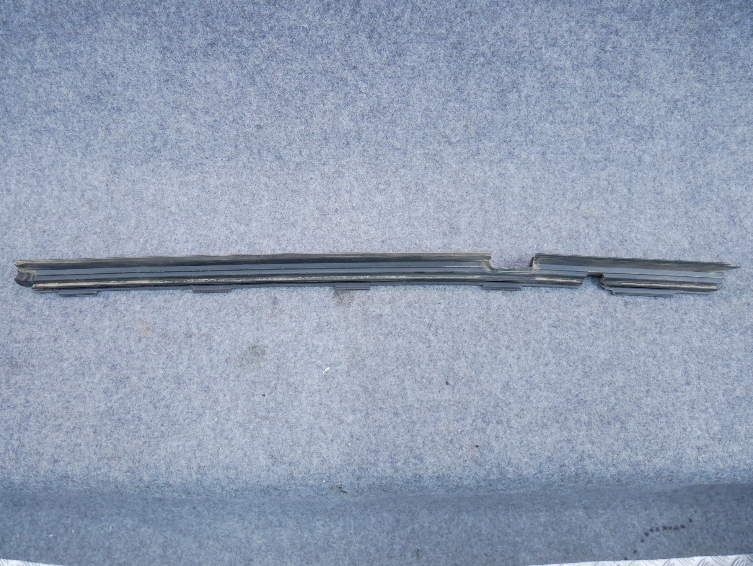 Listwa zgarniacz drzwi tył prawy A2057350465 Mercedes C300 W205 SEDAN