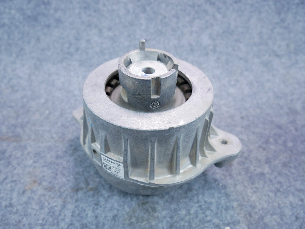 Łapa poduszka silnika A2052407700 Mercedes C300 W205