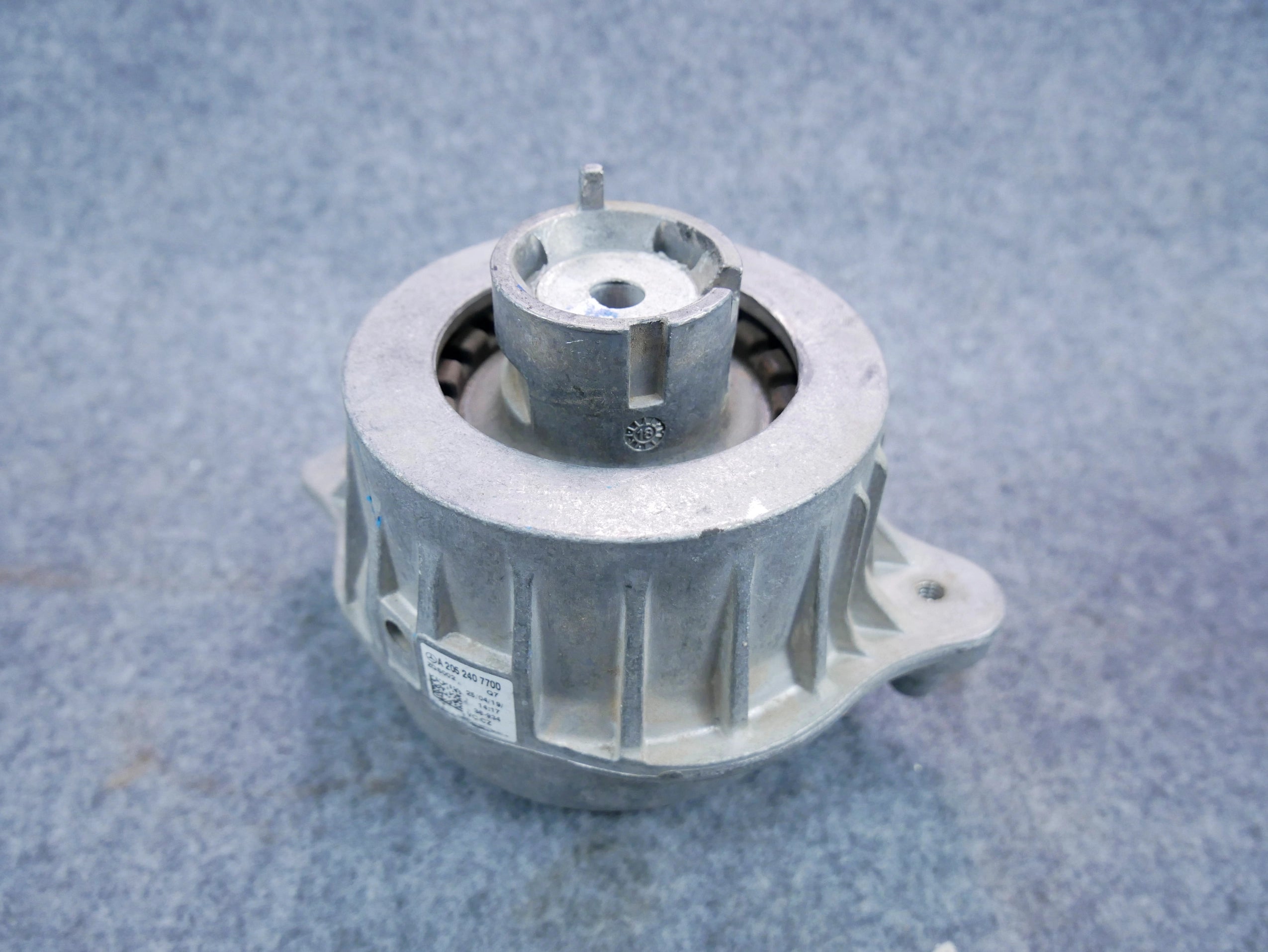 Łapa poduszka silnika A2052407700 Mercedes C300 W205