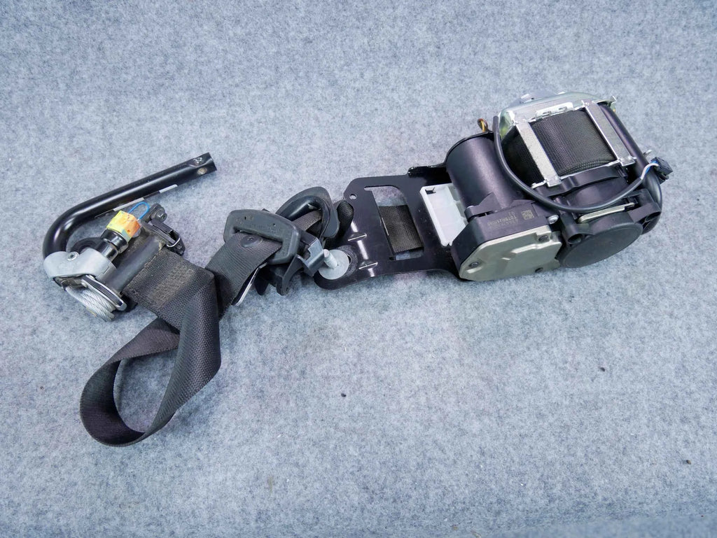 Pas bezpieczeństwa przód lewy A2058607900 Mercedes C-klasa C300 W205