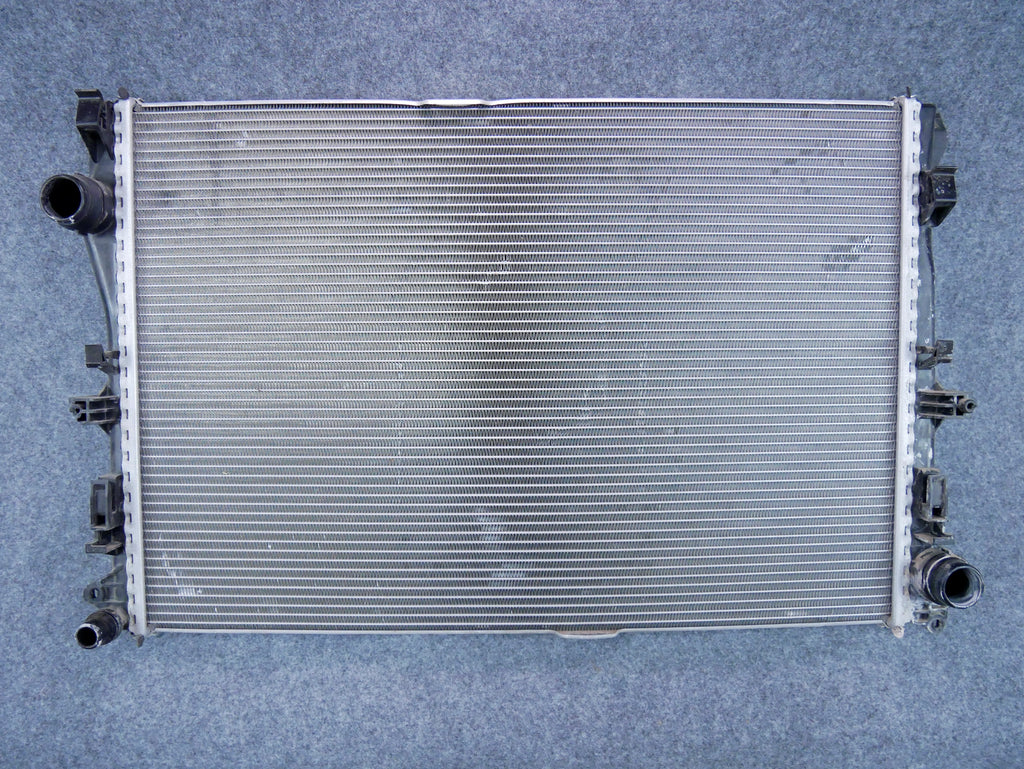 Chłodnica wody OEM A0995001703 Mercedes C-klasa C300 W205