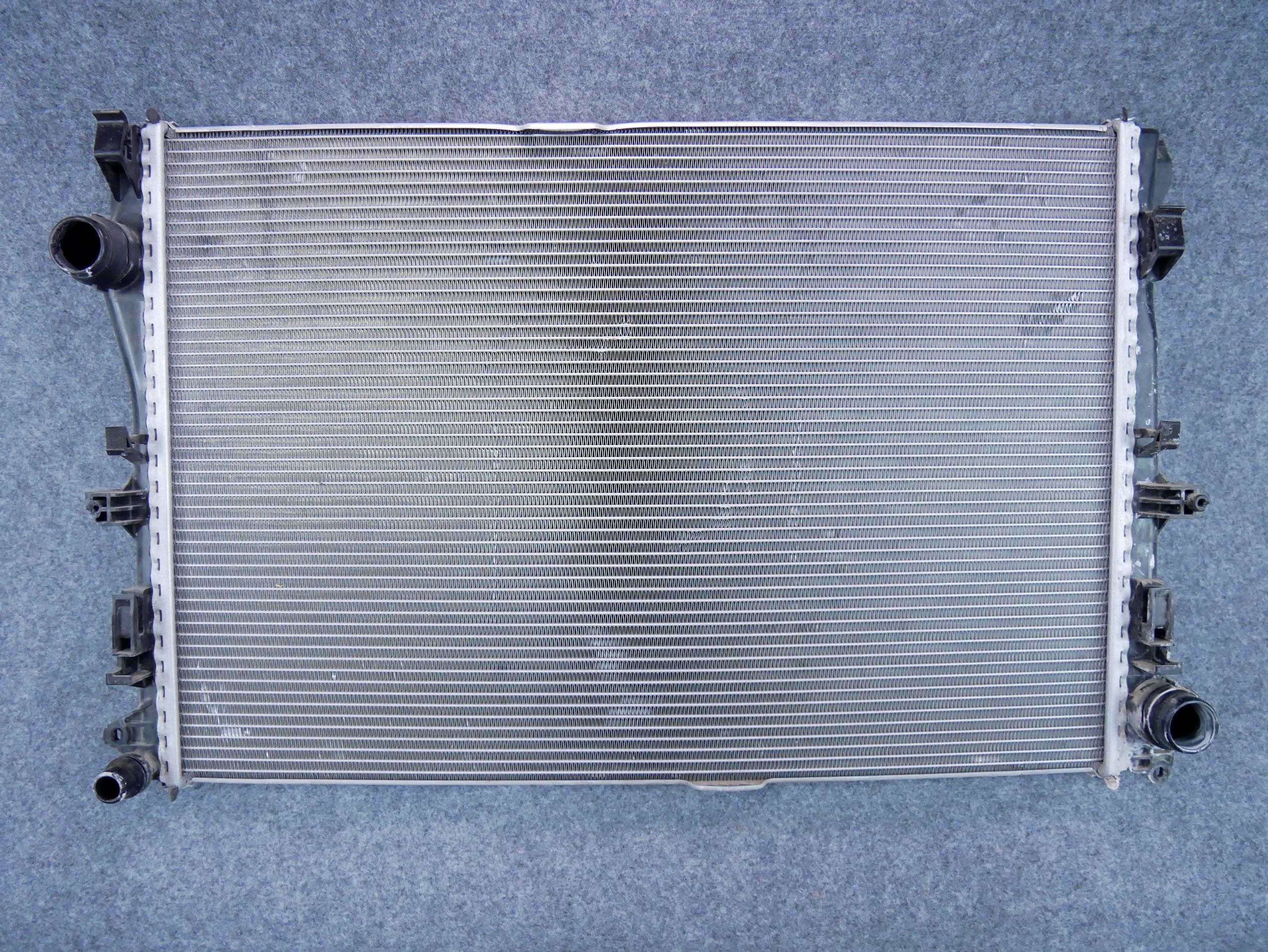 Chłodnica wody OEM A0995001703 Mercedes C-klasa C300 W205
