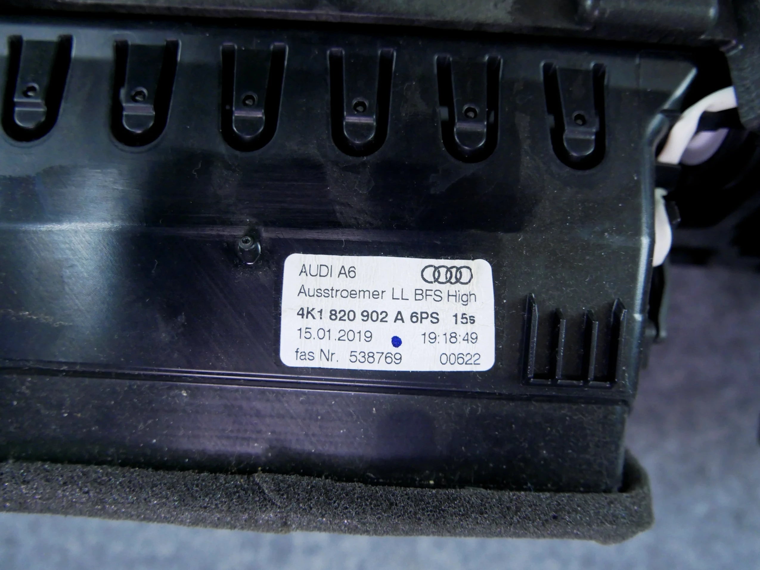 Kratka Nawiewu Środkowa Centralna 4K1820902A Audi A6 C8 A7 4K Deski OEM