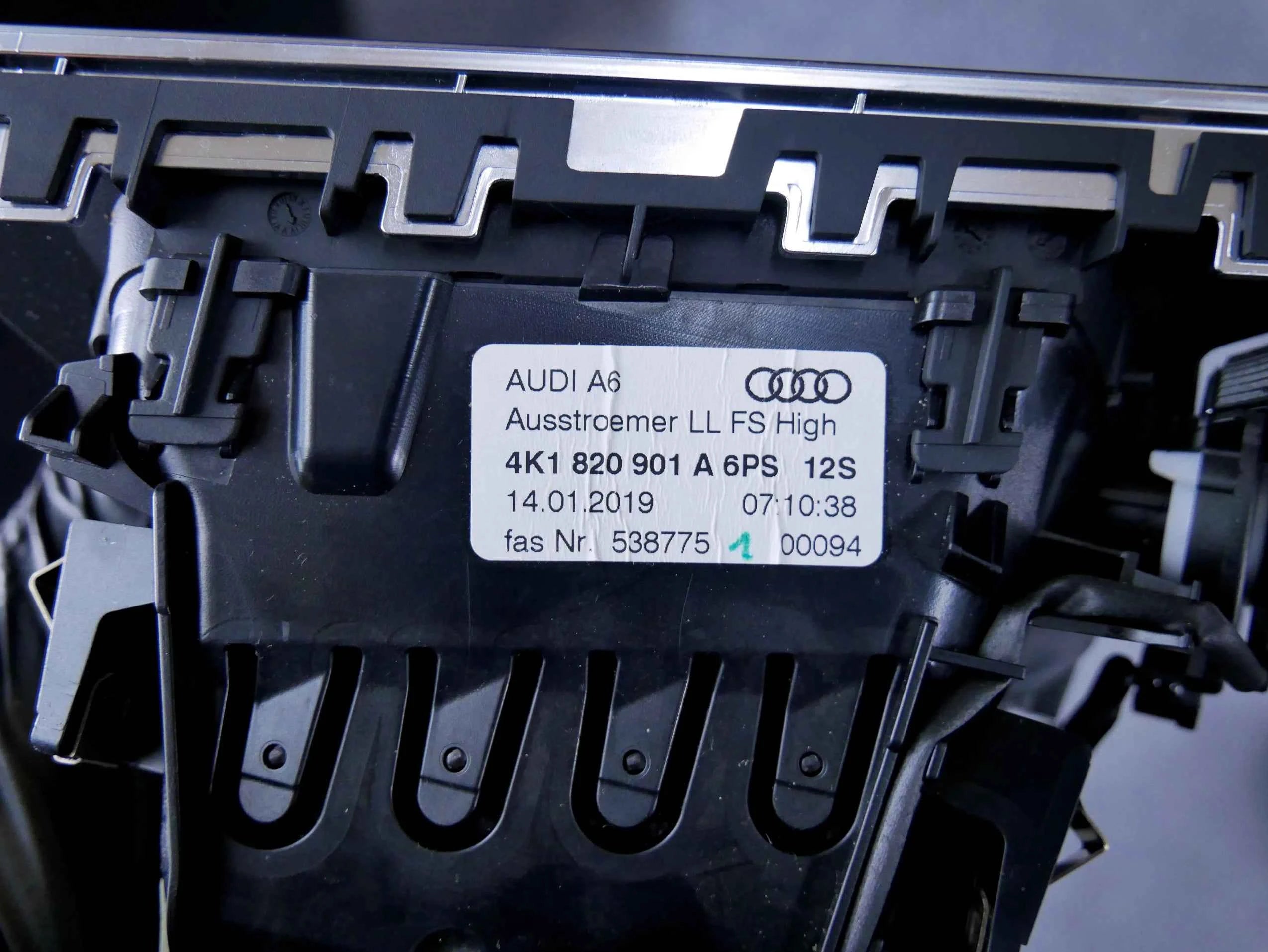 Kratka Nawiewu Lewa Deski Rozdzielczej 4K1820901A Audi A6 C8 A7 4K OEM