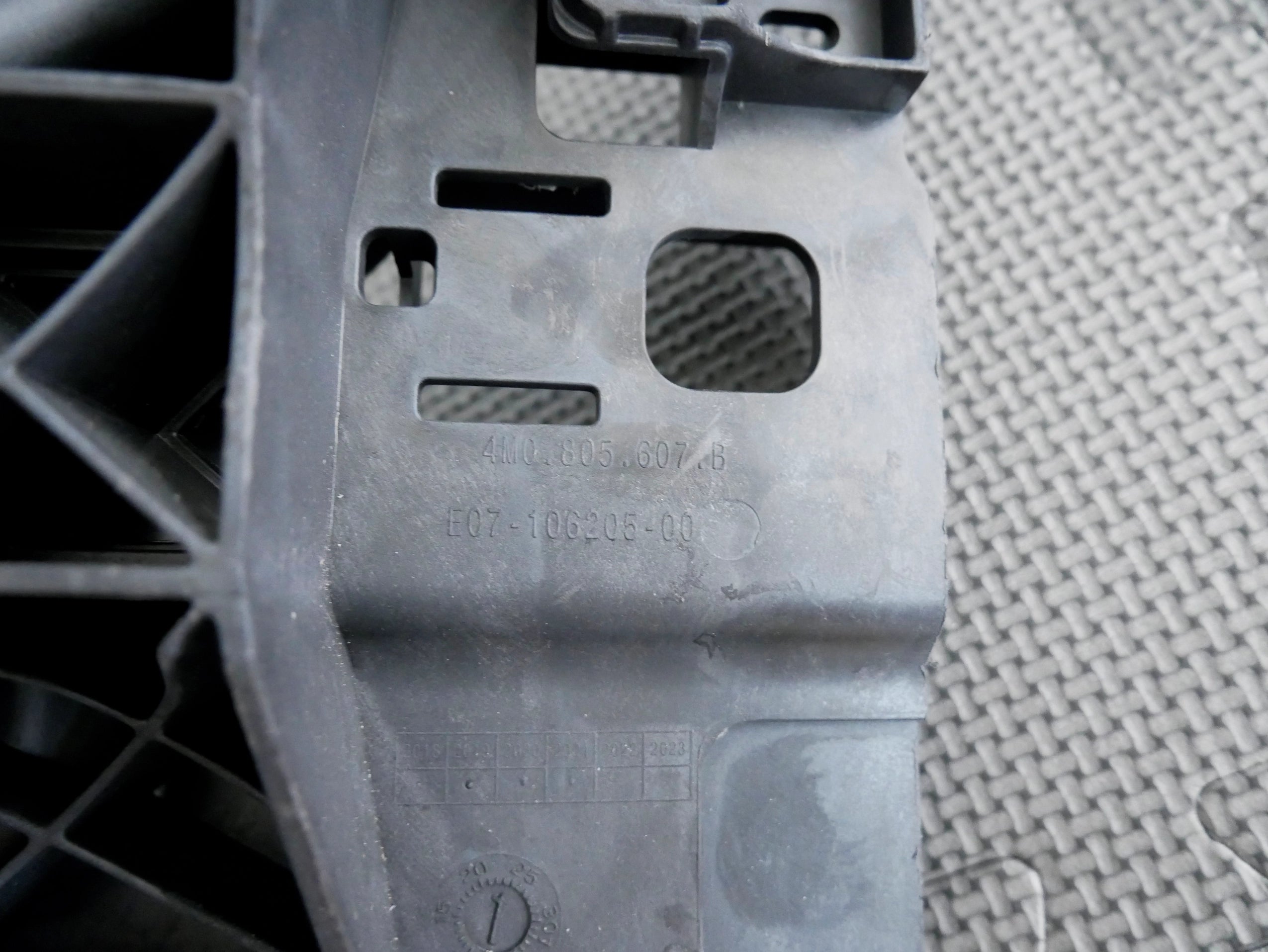 Ślizg Mocowanie Lampy Reflektora Lewe 4M0805607B Audi Q7 4M Q8 SQ7 SQ8 OEM