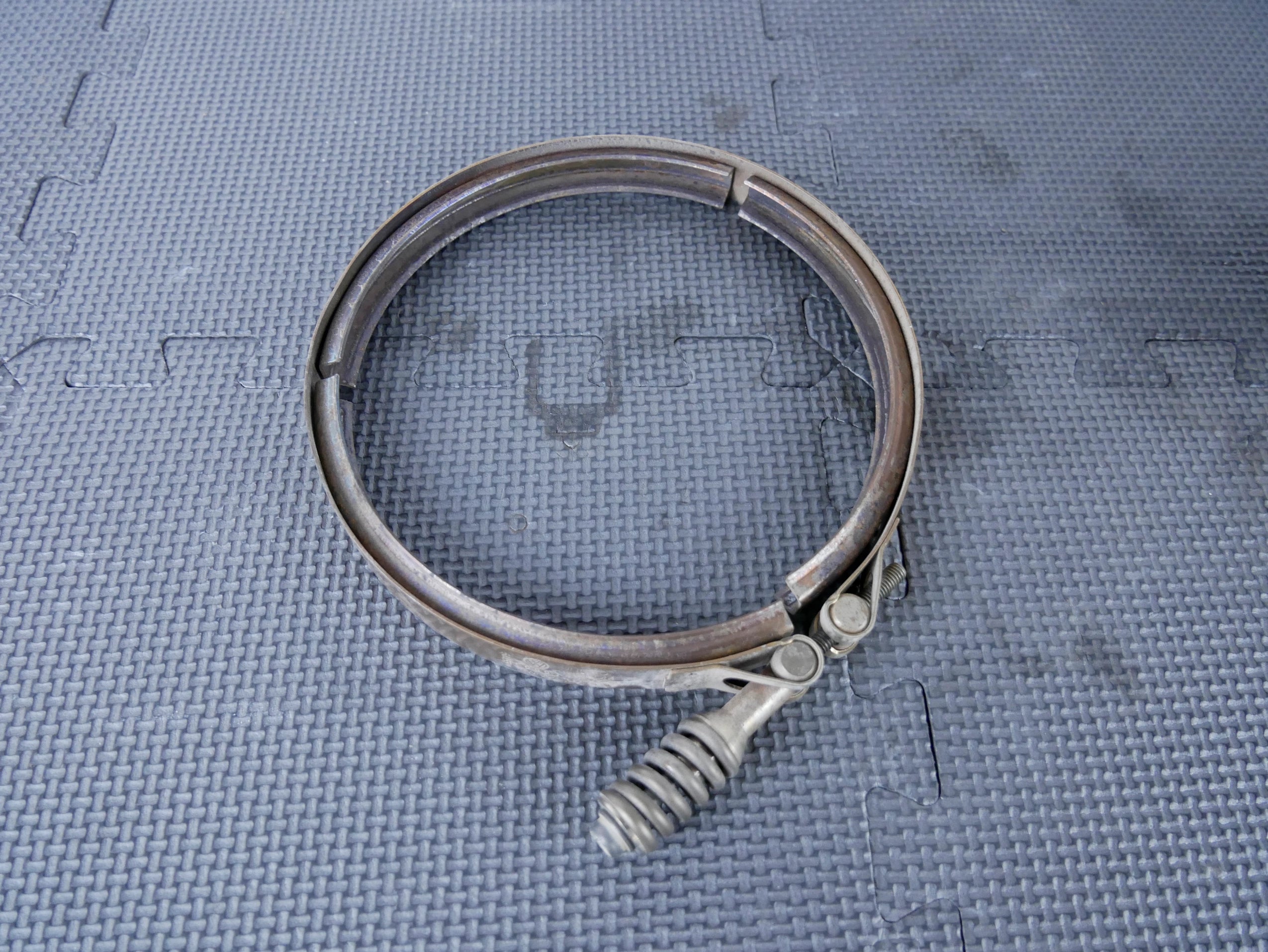 Opaska Obejma Turbiny Katalizatora 8W0253725A Audi A7 4K A6 C8 3.0 55 TFSI OE