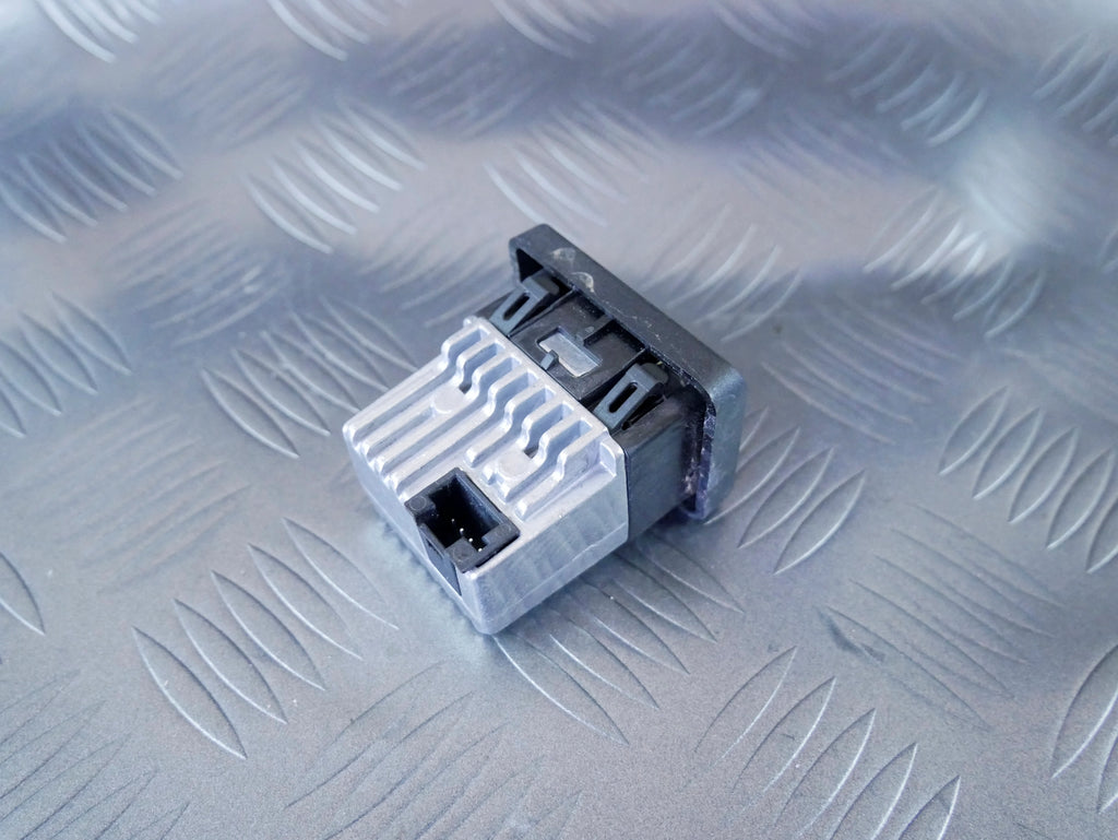 Gniazdo Port USB A2058207001 Mercedes C-Klasa W205 GLC X253 Oryginalny OEM