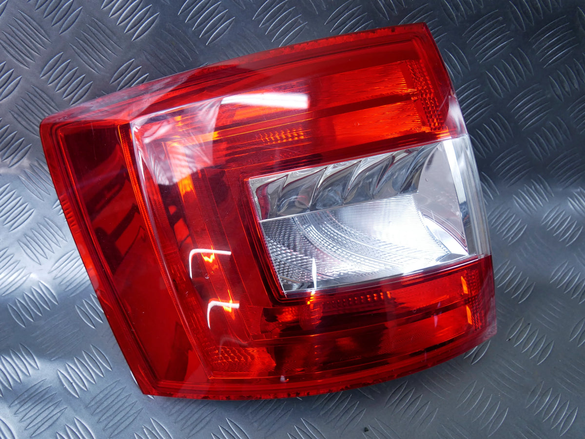 Lampa Tył Lewa Kompletna Wkład 5E9945095 Skoda Octavia III 3 Kombi OE