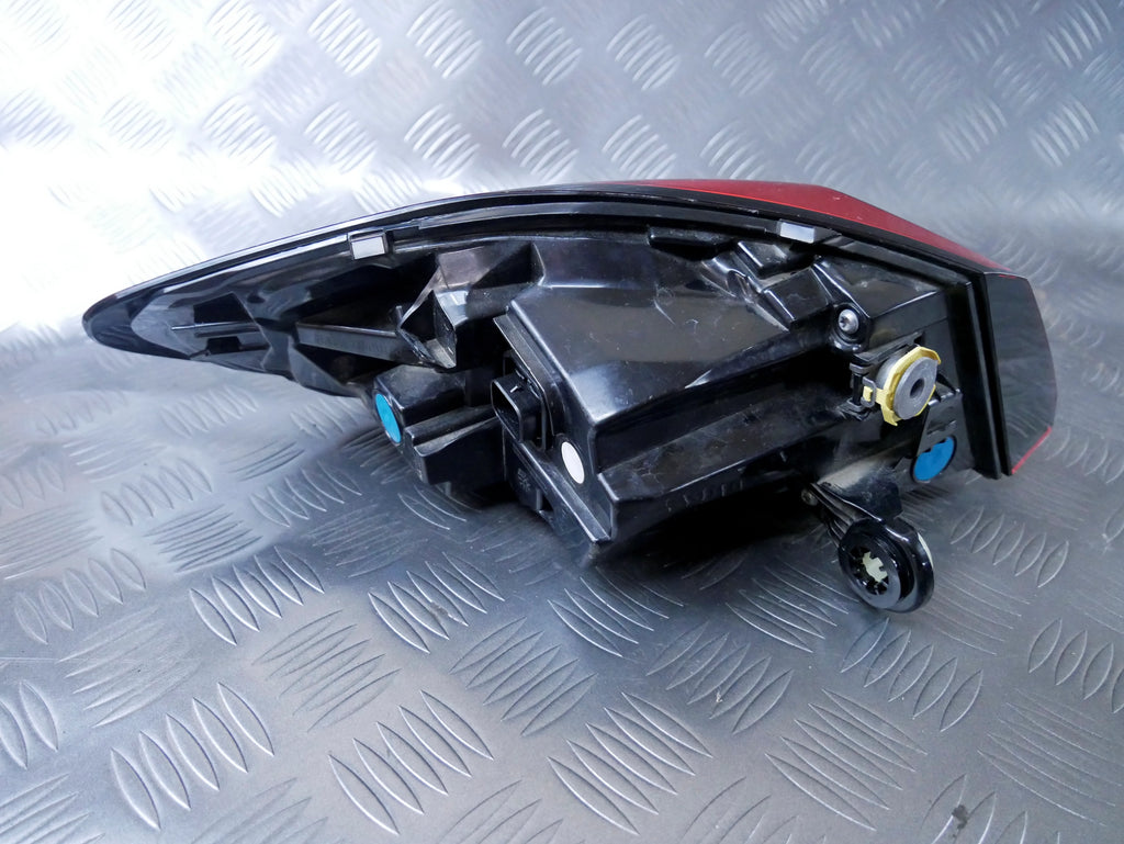 Lampa Tył Prawa Błotnik LED BMW 2 Gran Coupe F74 Zewnętrzna Oryginał OE